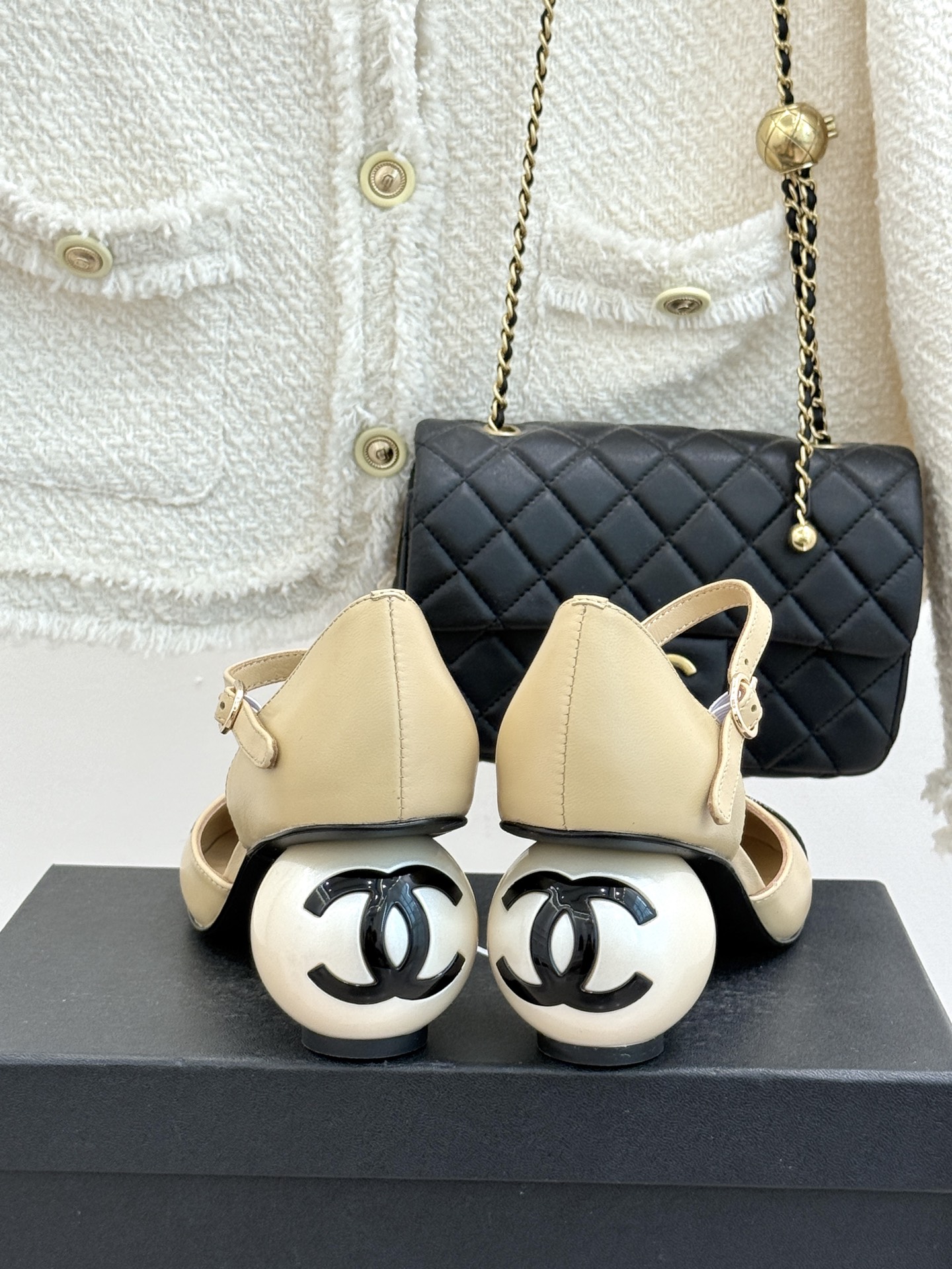 CHANE*｜小香经典双C巨型珍珠跟玛丽珍中空凉鞋在米兰时尚的T台上 亮相便艳惊四座成功晋升为潮流人士的