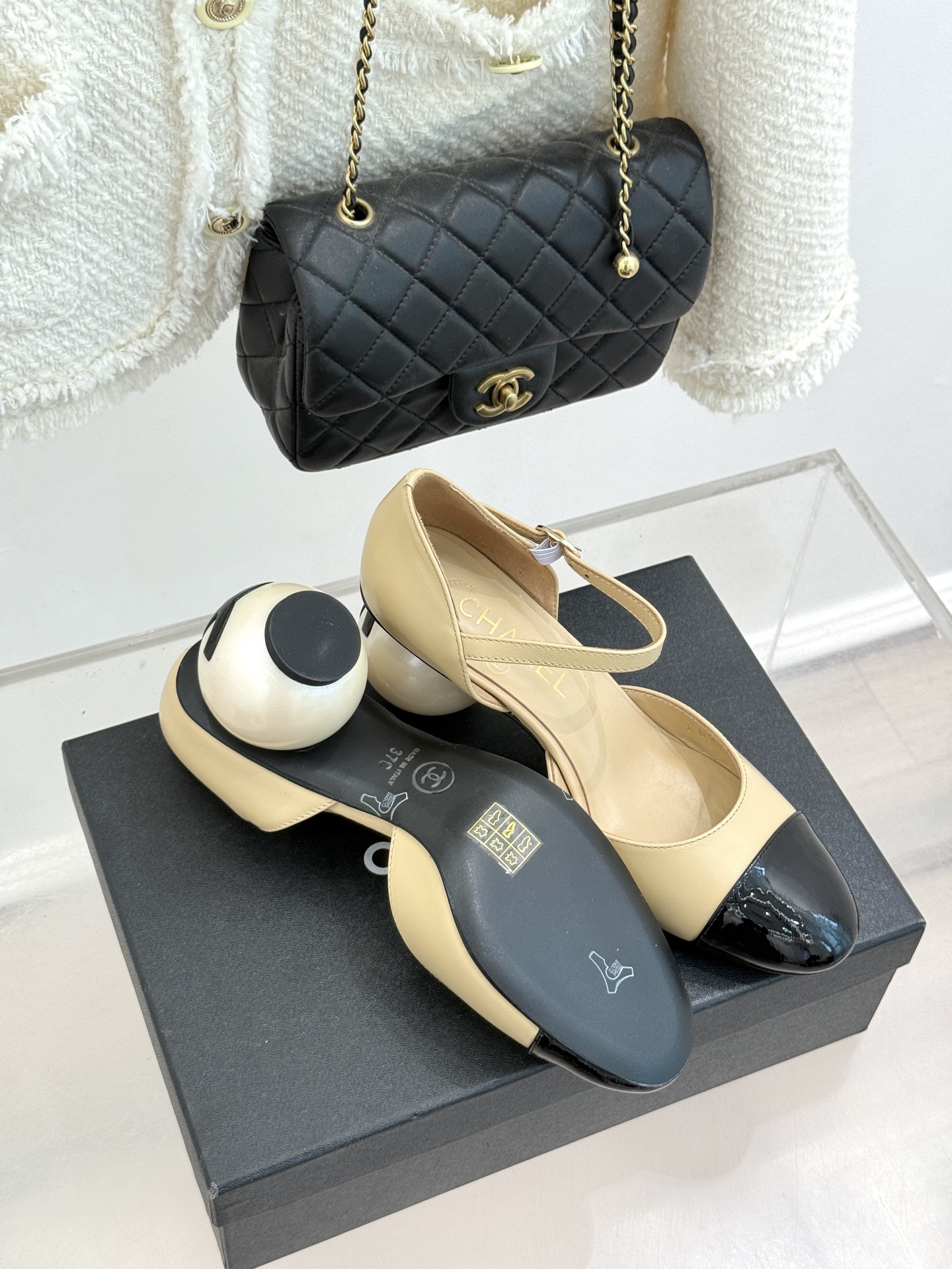 CHANE*｜小香经典双C巨型珍珠跟玛丽珍中空凉鞋在米兰时尚的T台上 亮相便艳惊四座成功晋升为潮流人士的