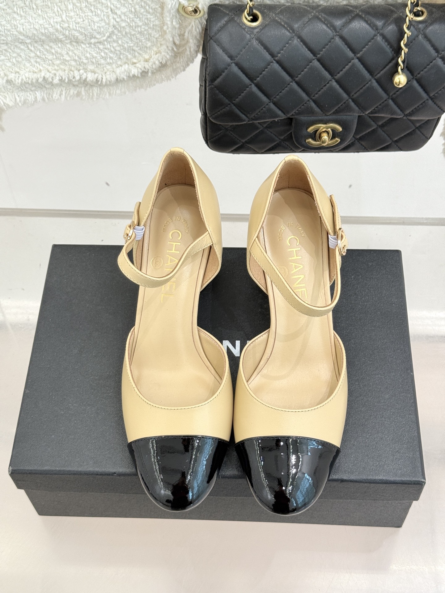 CHANE*｜小香经典双C巨型珍珠跟玛丽珍中空凉鞋在米兰时尚的T台上 亮相便艳惊四座成功晋升为潮流人士的