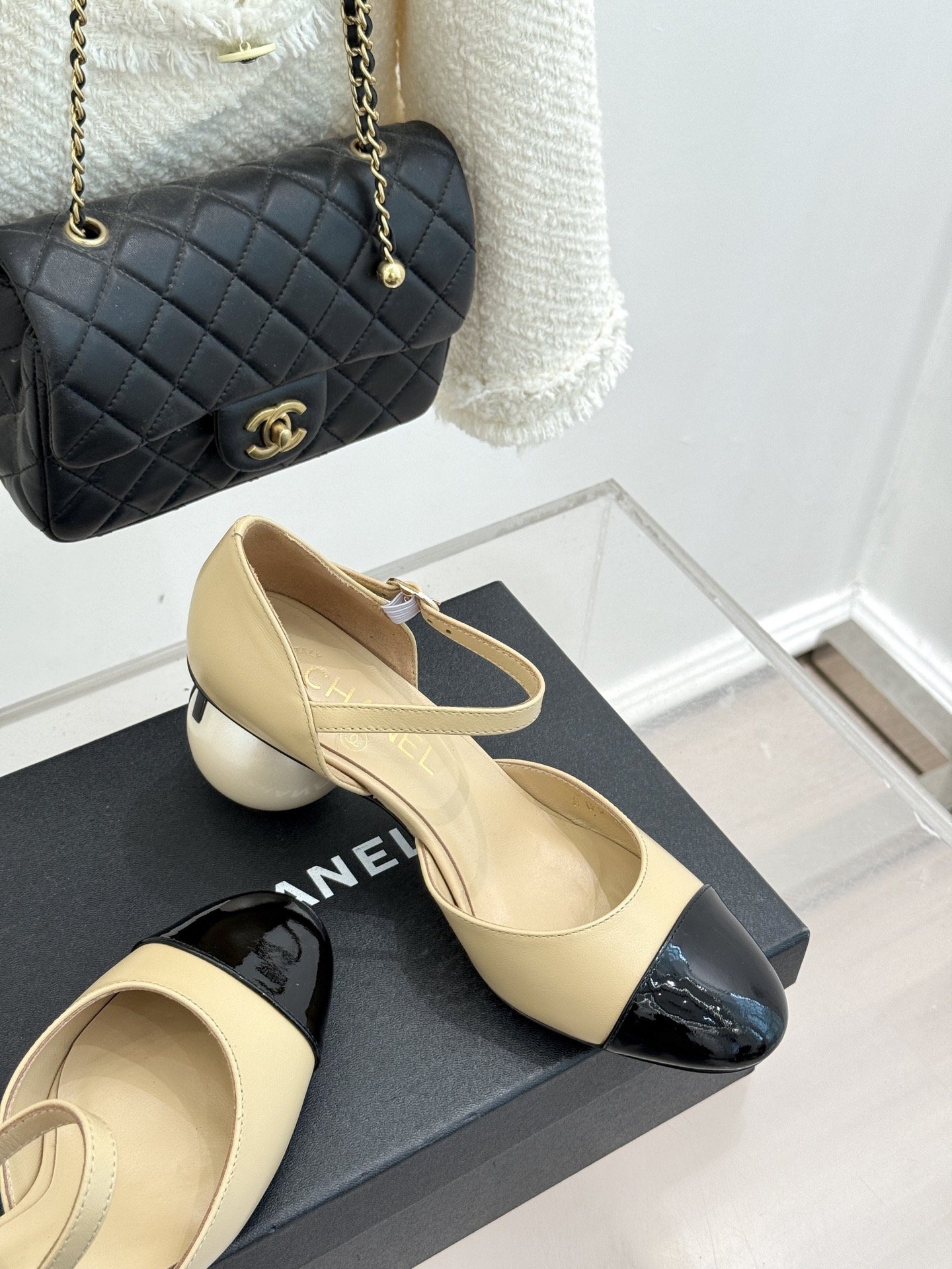 CHANE*｜小香经典双C巨型珍珠跟玛丽珍中空凉鞋在米兰时尚的T台上 亮相便艳惊四座成功晋升为潮流人士的