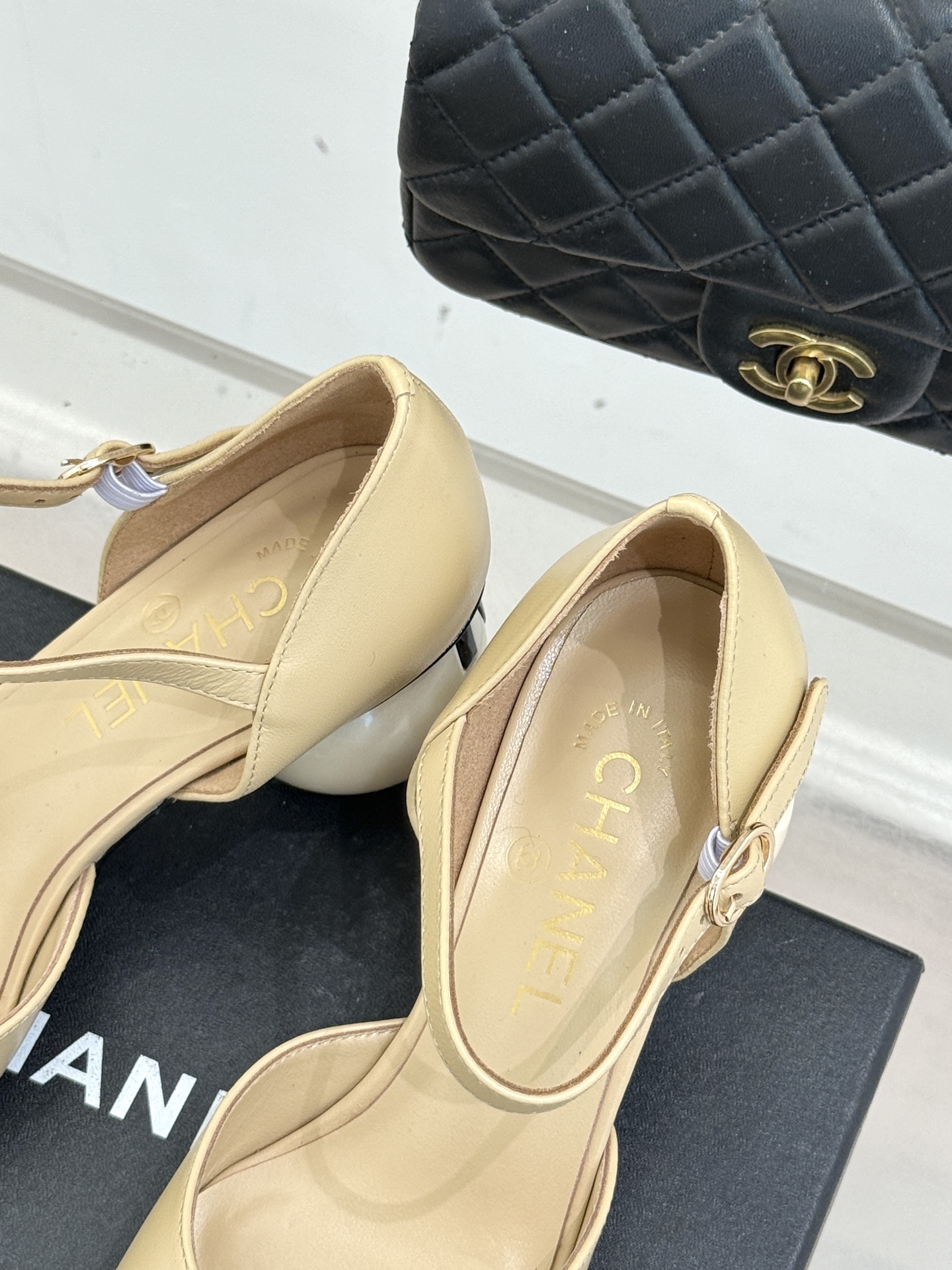 CHANE*｜小香经典双C巨型珍珠跟玛丽珍中空凉鞋在米兰时尚的T台上 亮相便艳惊四座成功晋升为潮流人士的