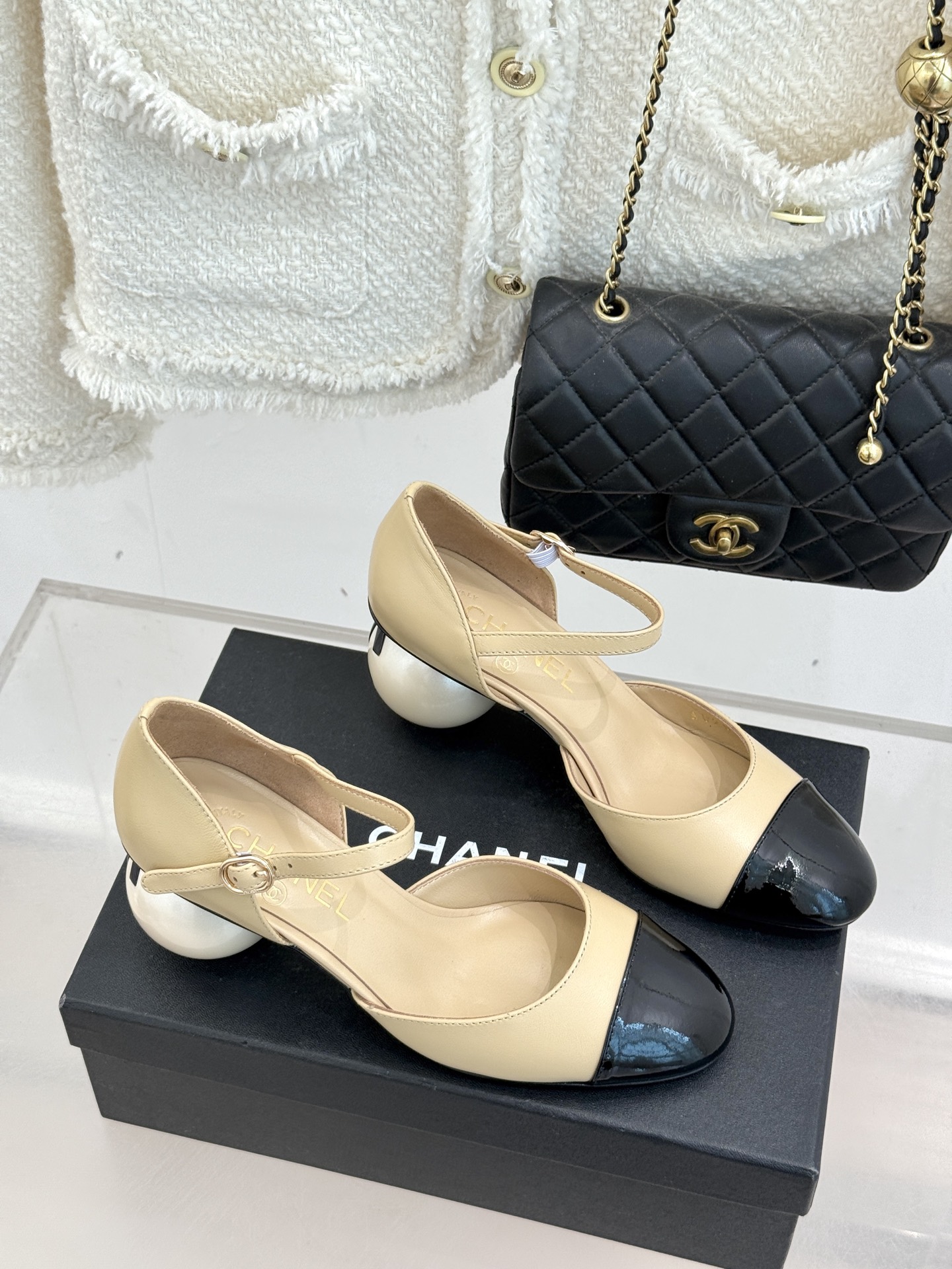 CHANE*｜小香经典双C巨型珍珠跟玛丽珍中空凉鞋在米兰时尚的T台上 亮相便艳惊四座成功晋升为潮流人士的