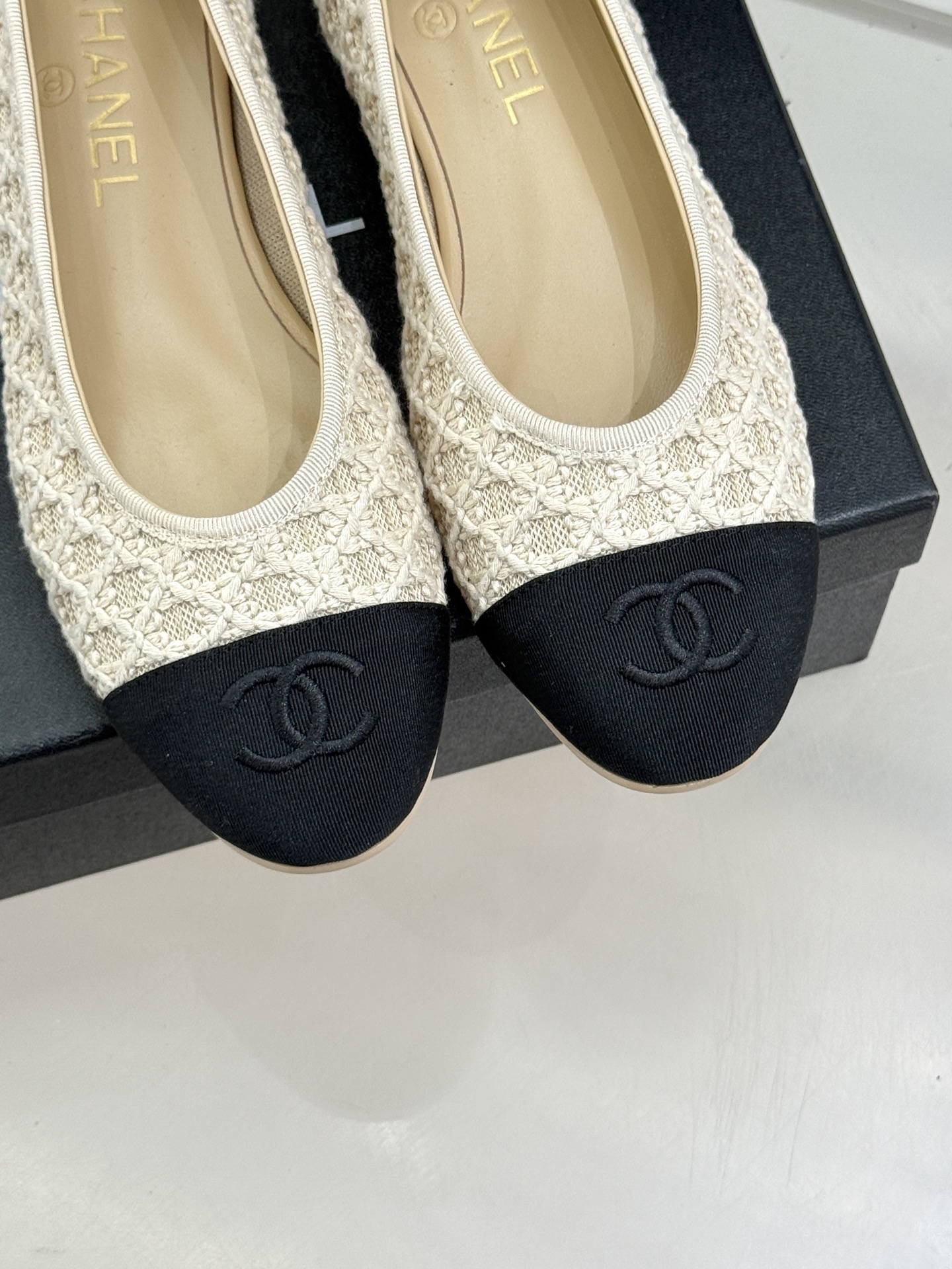 CHANE*｜小香26C新品编织双C平底芭蕾舞鞋当高定针织工艺邂逅芭蕾鞋的经典廓形这双芭蕾舞鞋 为法式优