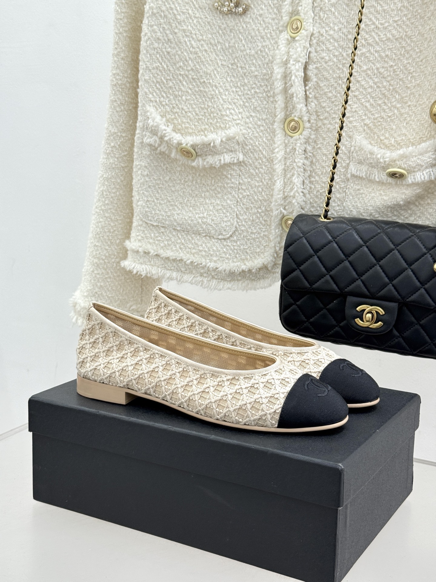 NO:694802,CHANE*｜Xiaoxiang 26C new woven double C flat ballet shoes. When haute couture knitting technology meets the classic silhouette of ballet shoes, these ballet shoes inject light poetry into French elegance. Selected fine knitted fabrics and outline the shoe body with precise hollow texture. It is looming when light penetrates. It is soft and breathable, but also hides the texture of haute couture. Walking as agile and comfortable as a ballet dancer. Iconic double C  The logo is not presented directly, but is cleverly integrated into the shoe body with woven texture. It is simple but highly recognizable, highlighting the brand genes. Pair it with a floral skirt to create a French pastoral romance. Pair it with jeans to unlock a casual and modern look. Pair it with a commuting suit to inject a sense of elegance and relaxation. Let every step take an unintentional sense of sophistication and romance. The fabric is made of original custom knitted material. The lining of the toes is made of silk sheepskin. The genuine leather outsole imported from Italy.  size35-39 (40/41 customized), single shoes, chanel, skirts, jeans, sheepskin, Leather soles19860909CHANE*｜小香26C新品编织双C平底 芭蕾舞鞋 当高定针织工艺邂逅芭蕾鞋的经典廓形 这双芭蕾舞鞋 为法式优雅注入轻盈诗意. 精选细腻针织面料 以精密镂空纹理勾勒鞋身 光线穿透时若隐若现 柔软透气 又暗藏高定般的肌理质感 行走间如芭蕾舞者般灵动自在. 标志性双C Logo并非直白呈现 而是以编织肌理巧妙融入鞋身 简约却极具辨识度 彰显品牌基因 搭配碎花裙演绎法式田园浪漫 搭配牛仔裤解锁随性摩登 搭配通勤套装则注入优雅松弛感. 让每一步都踏出不刻意的精致与浪漫. 面料采用原版定制针织材质 内里踮脚均为丝绸羊皮 意大利进口真皮大底 size35-39（40/41定制）,单鞋,chanel,skirts,jeans,sheepskin,Leather soles,Women's Shoes