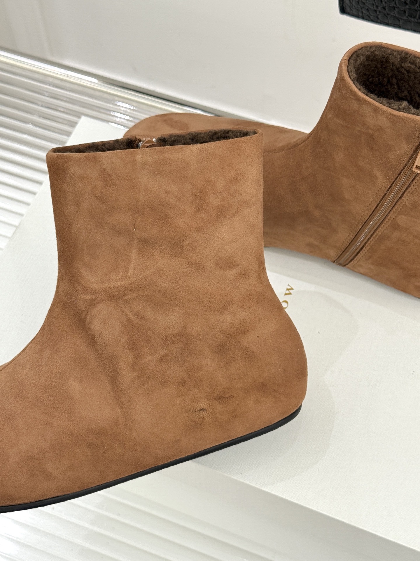 The Row25WF新品极简复古侧拉链平底毛里短靴以「少即是多」的极简哲思雕琢一双足以沉淀时光的毛里短