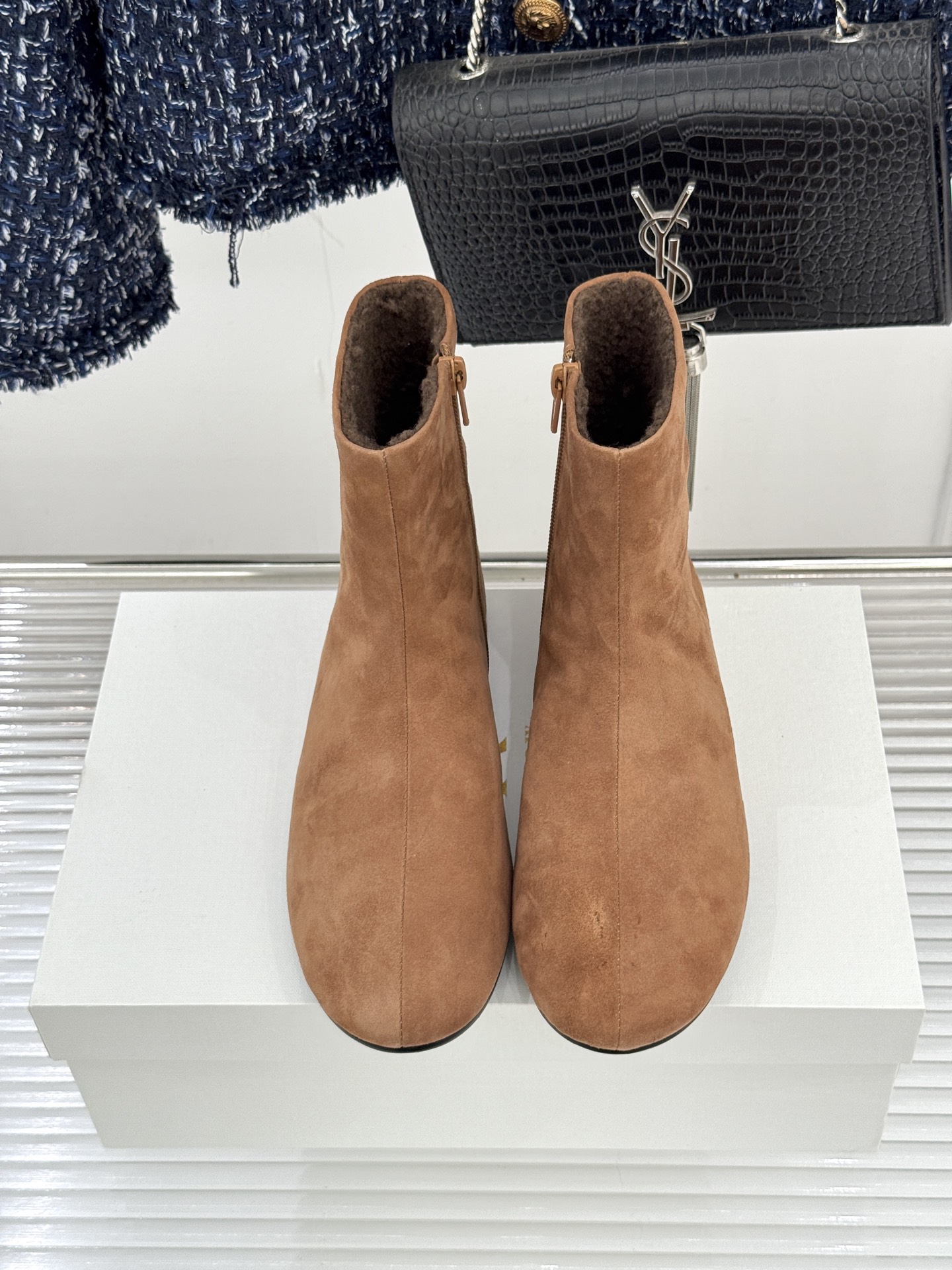 The Row25WF新品极简复古侧拉链平底毛里短靴以「少即是多」的极简哲思雕琢一双足以沉淀时光的毛里短