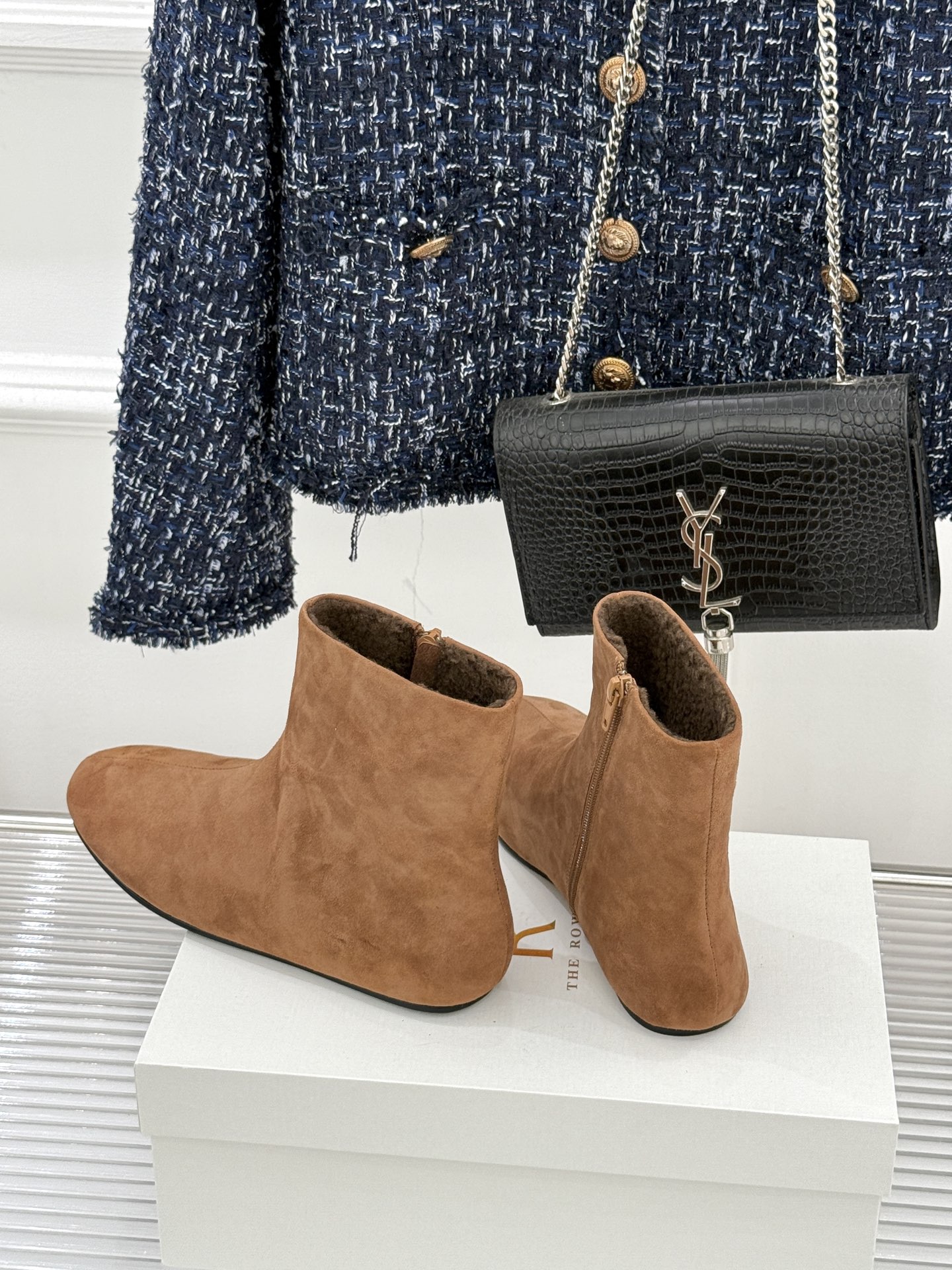 The Row25WF新品极简复古侧拉链平底毛里短靴以「少即是多」的极简哲思雕琢一双足以沉淀时光的毛里短