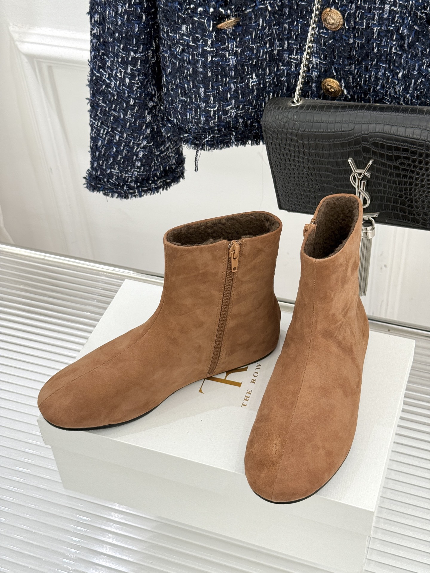 The Row25WF新品极简复古侧拉链平底毛里短靴以「少即是多」的极简哲思雕琢一双足以沉淀时光的毛里短