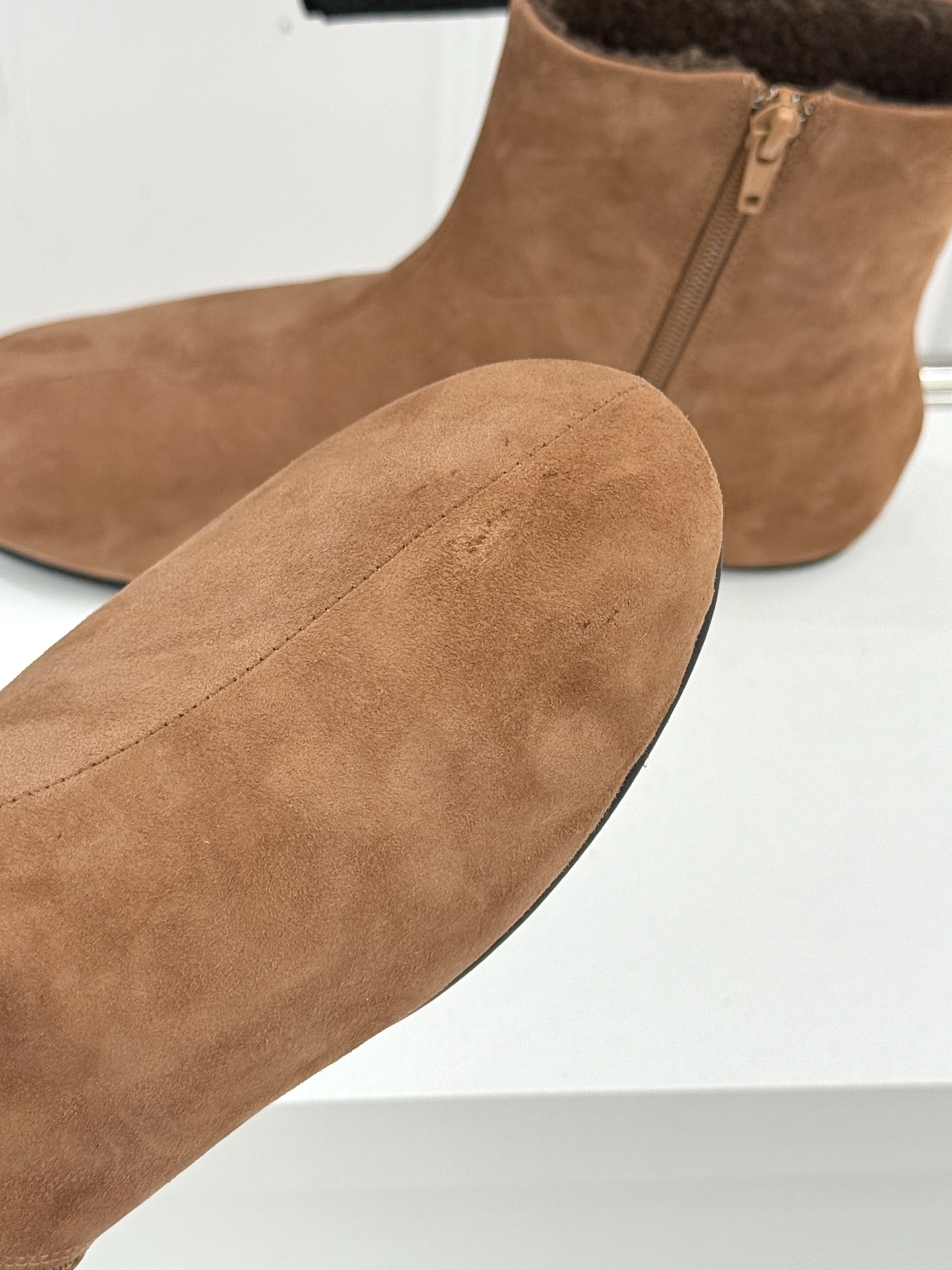 The Row25WF新品极简复古侧拉链平底毛里短靴以「少即是多」的极简哲思雕琢一双足以沉淀时光的毛里短