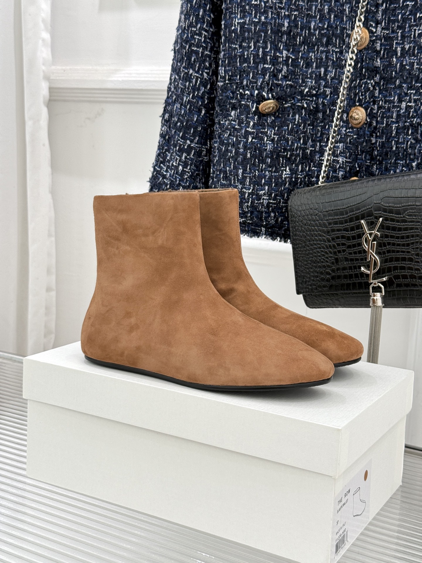 The Row25WF新品极简复古侧拉链平底毛里短靴以「少即是多」的极简哲思雕琢一双足以沉淀时光的毛里短