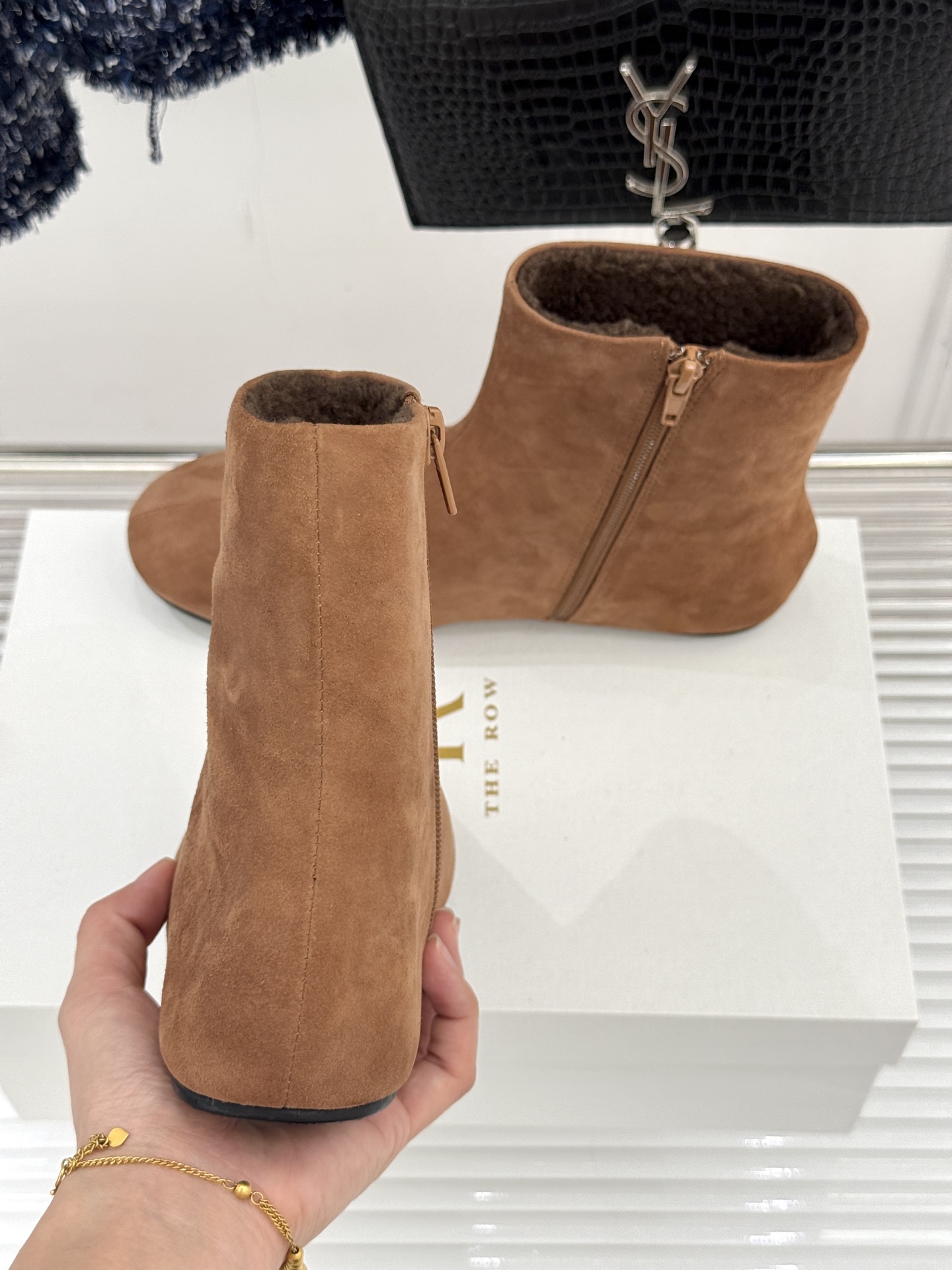 The Row25WF新品极简复古侧拉链平底毛里短靴以「少即是多」的极简哲思雕琢一双足以沉淀时光的毛里短