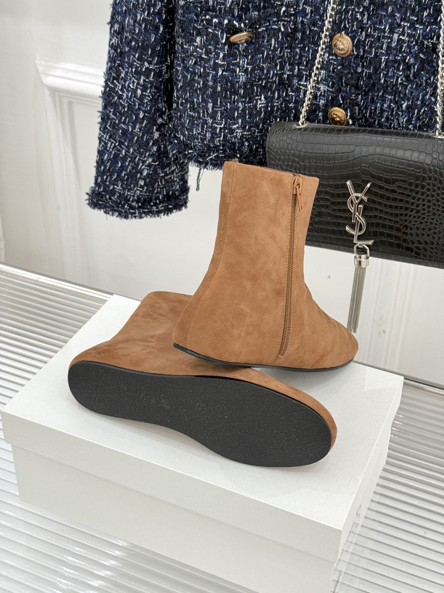 The Row25WF新品极简复古侧拉链平底毛里短靴以「少即是多」的极简哲思雕琢一双足以沉淀时光的毛里短