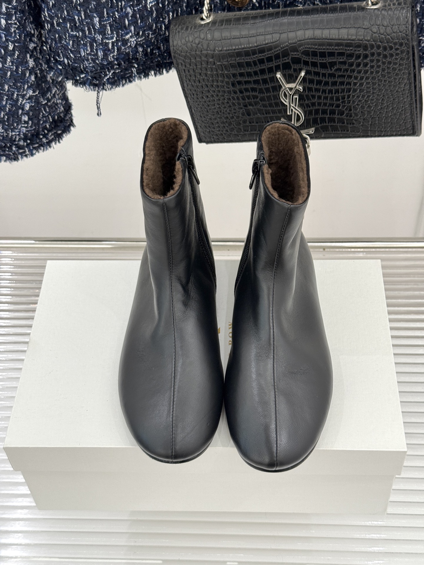 The Row25WF新品极简复古侧拉链平底毛里短靴以「少即是多」的极简哲思雕琢一双足以沉淀时光的毛里短