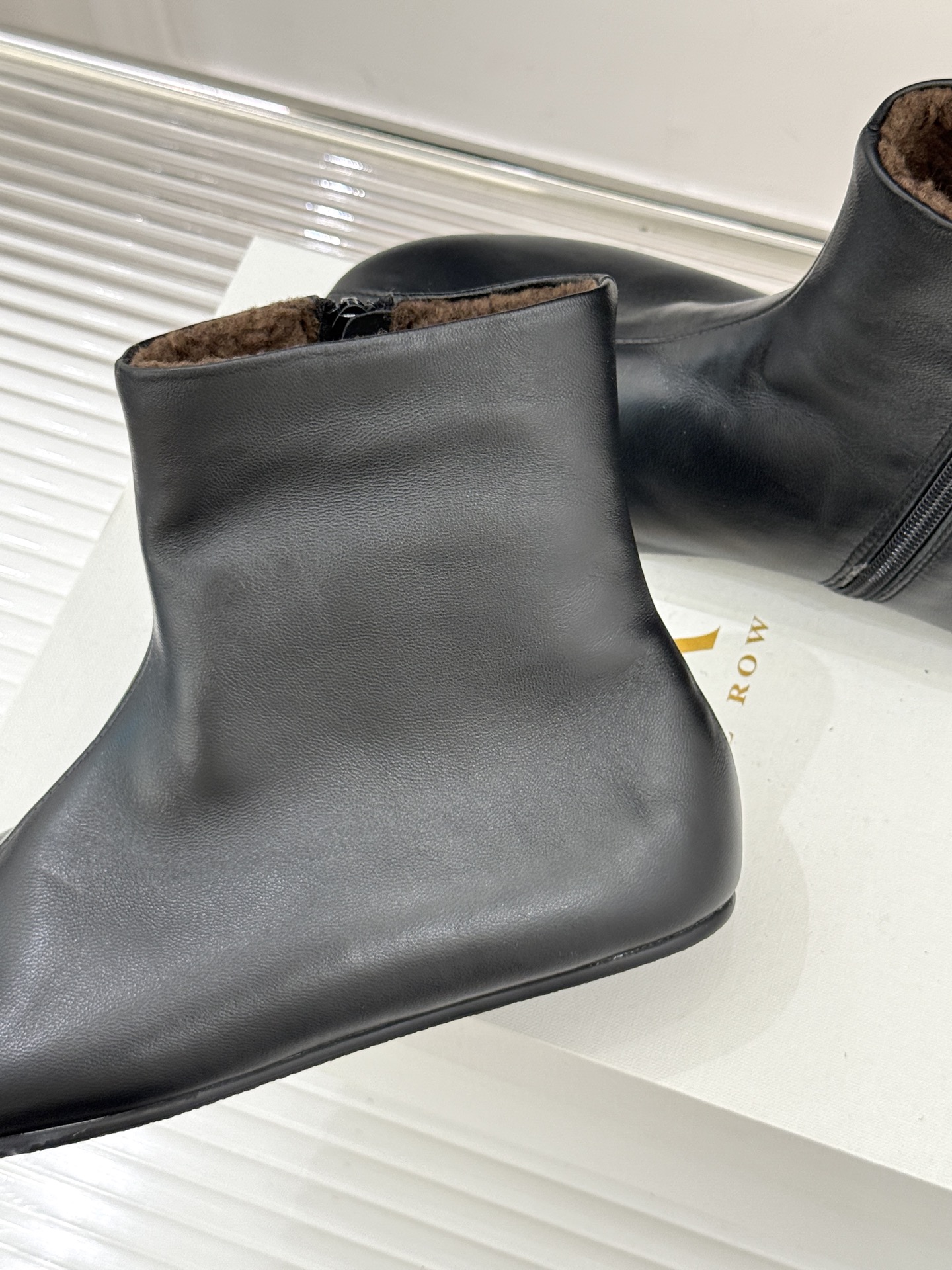 The Row25WF新品极简复古侧拉链平底毛里短靴以「少即是多」的极简哲思雕琢一双足以沉淀时光的毛里短