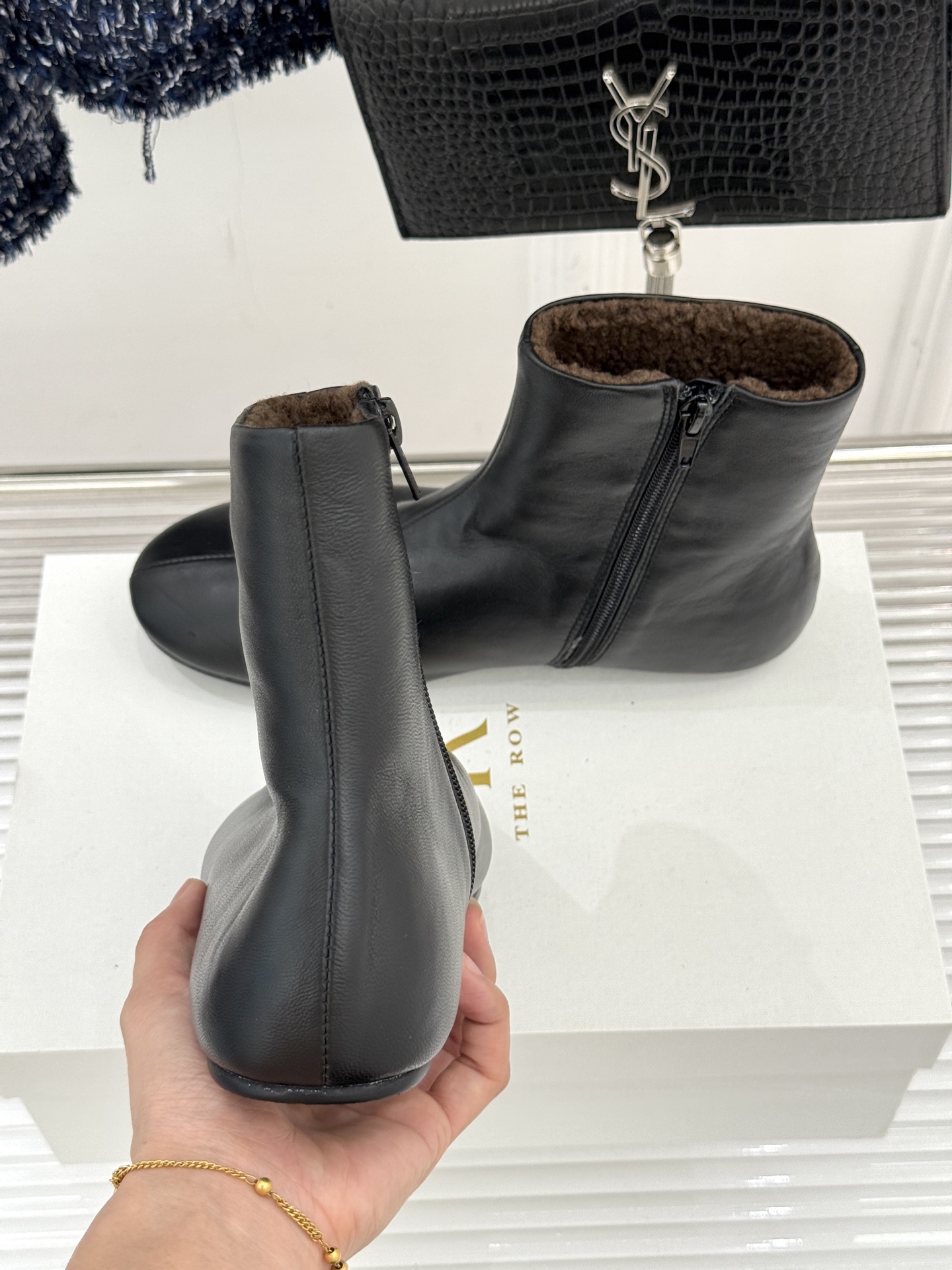 The Row25WF新品极简复古侧拉链平底毛里短靴以「少即是多」的极简哲思雕琢一双足以沉淀时光的毛里短