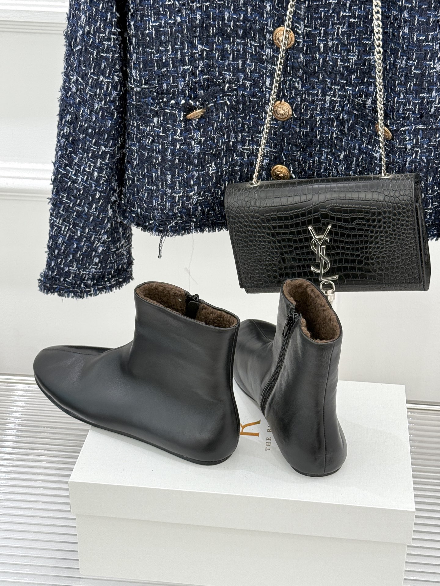 The Row25WF新品极简复古侧拉链平底毛里短靴以「少即是多」的极简哲思雕琢一双足以沉淀时光的毛里短