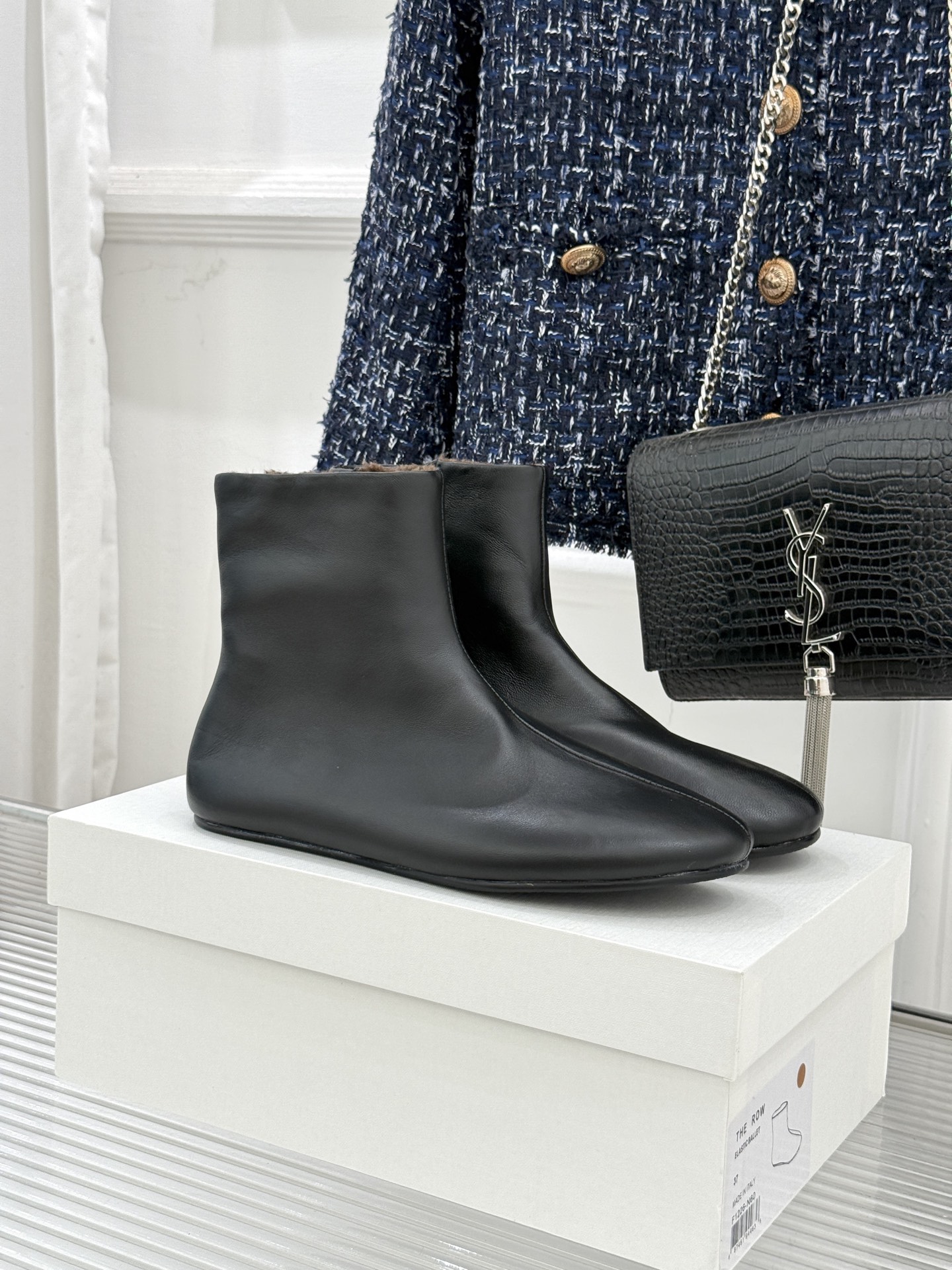 The Row25WF新品极简复古侧拉链平底毛里短靴以「少即是多」的极简哲思雕琢一双足以沉淀时光的毛里短