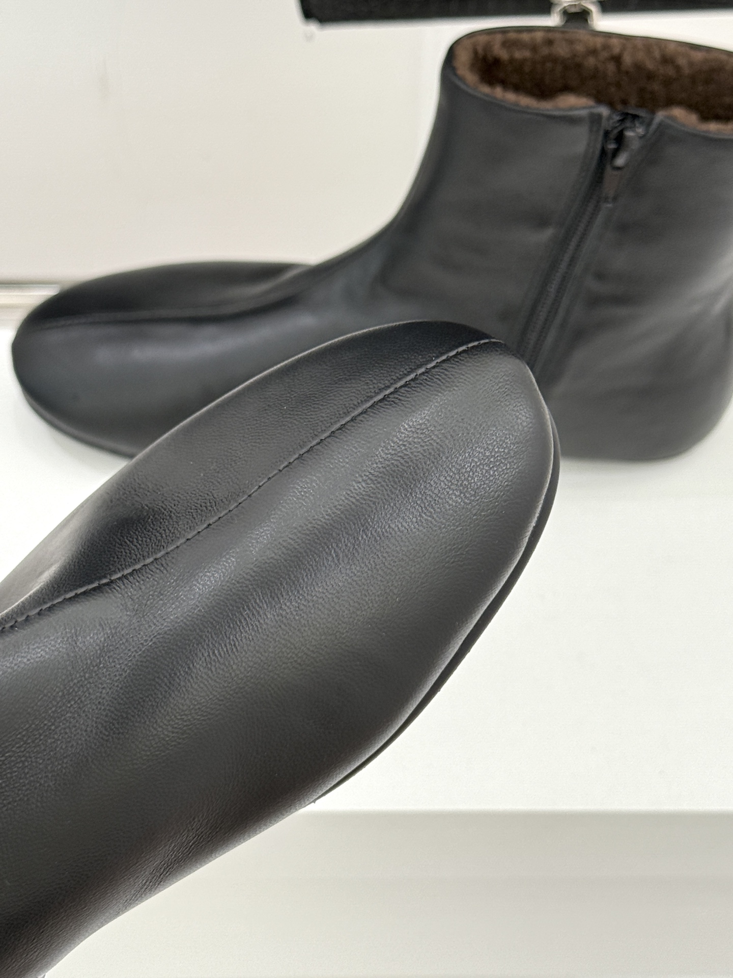 The Row25WF新品极简复古侧拉链平底毛里短靴以「少即是多」的极简哲思雕琢一双足以沉淀时光的毛里短