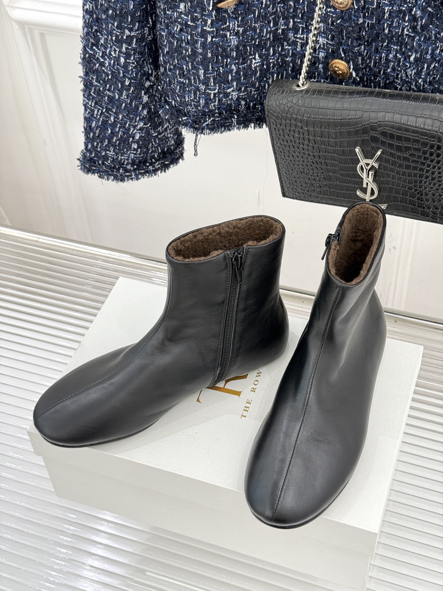 The Row25WF新品极简复古侧拉链平底毛里短靴以「少即是多」的极简哲思雕琢一双足以沉淀时光的毛里短