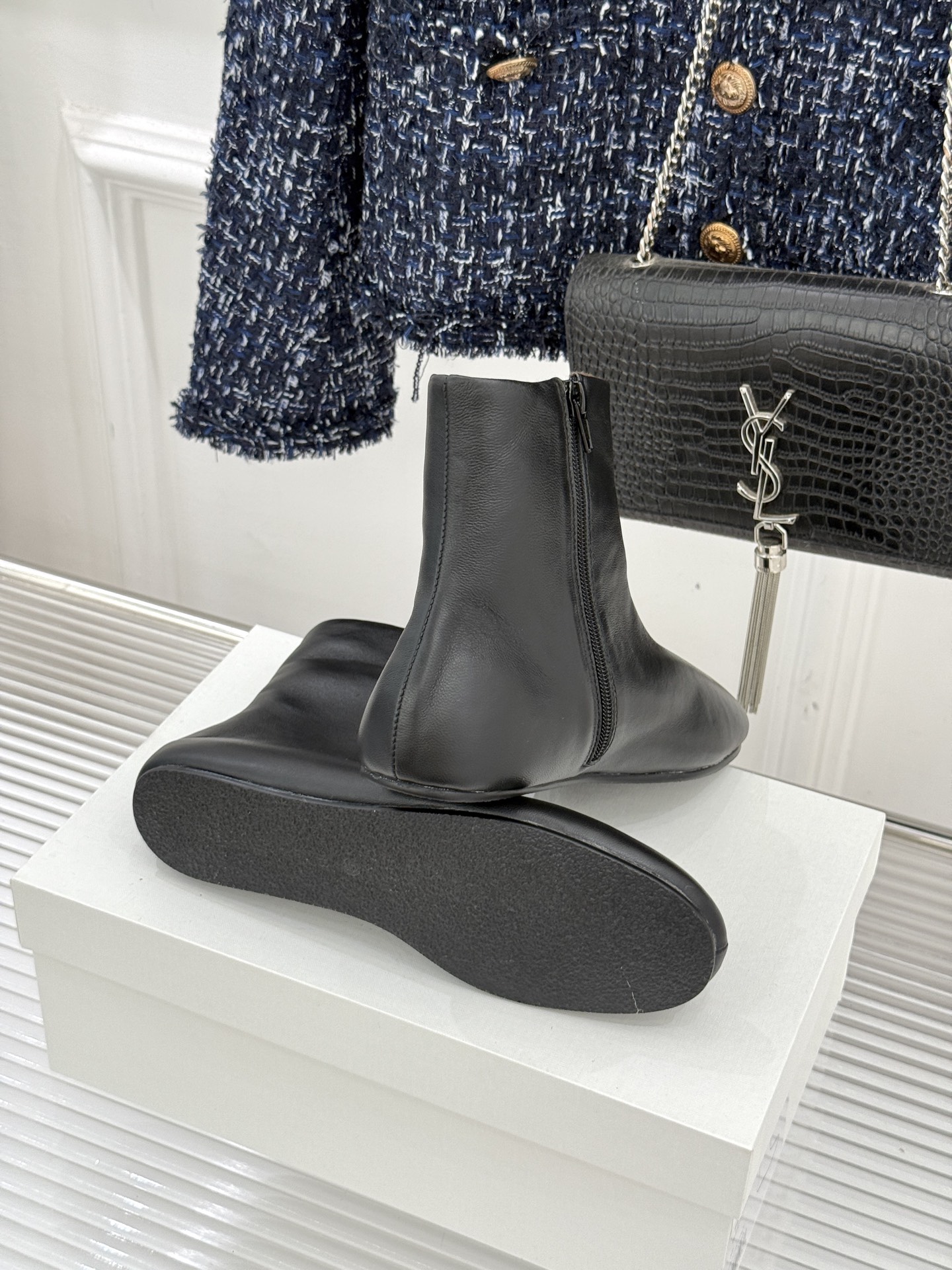 The Row25WF新品极简复古侧拉链平底毛里短靴以「少即是多」的极简哲思雕琢一双足以沉淀时光的毛里短