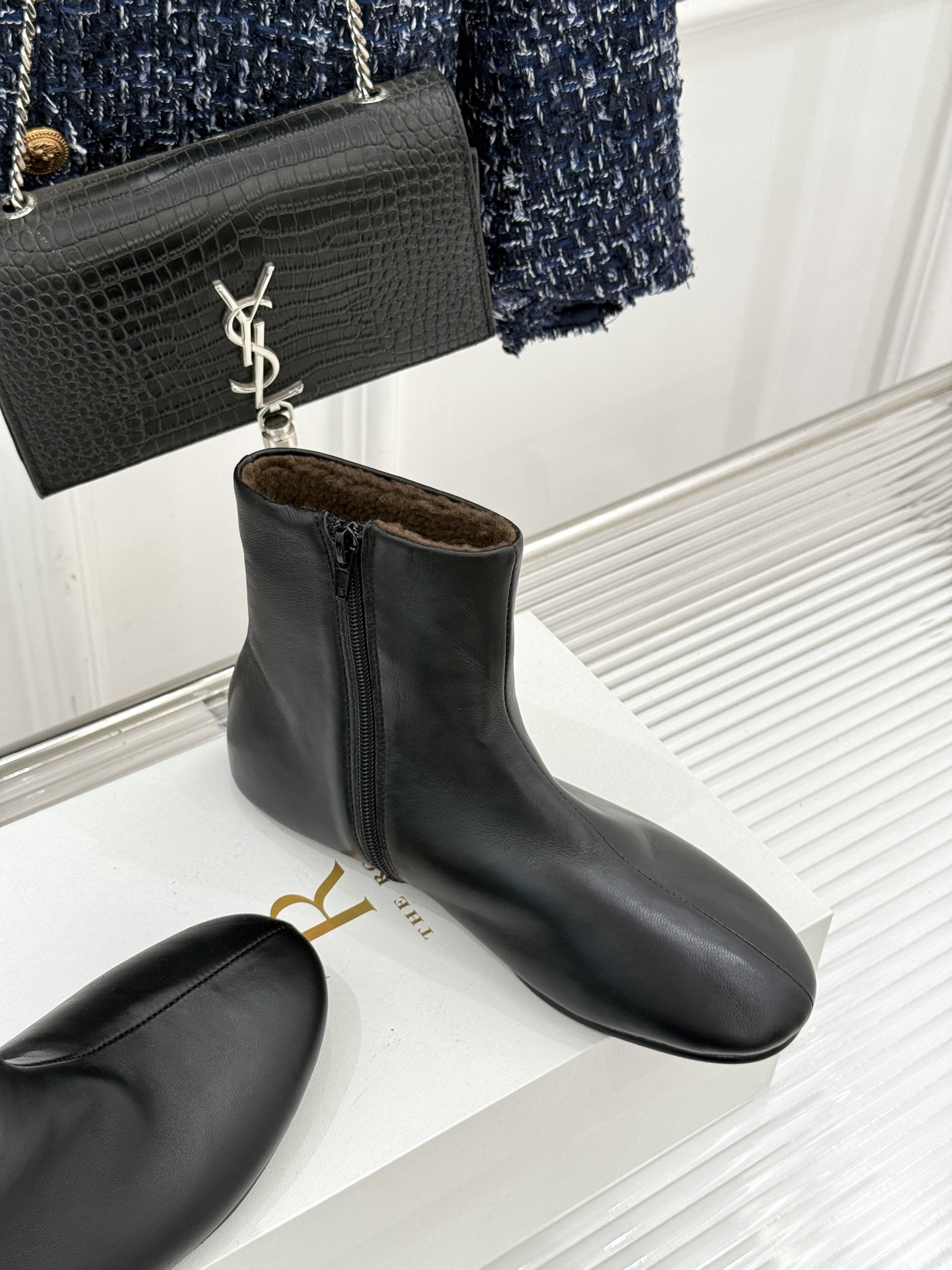 The Row25WF新品极简复古侧拉链平底毛里短靴以「少即是多」的极简哲思雕琢一双足以沉淀时光的毛里短