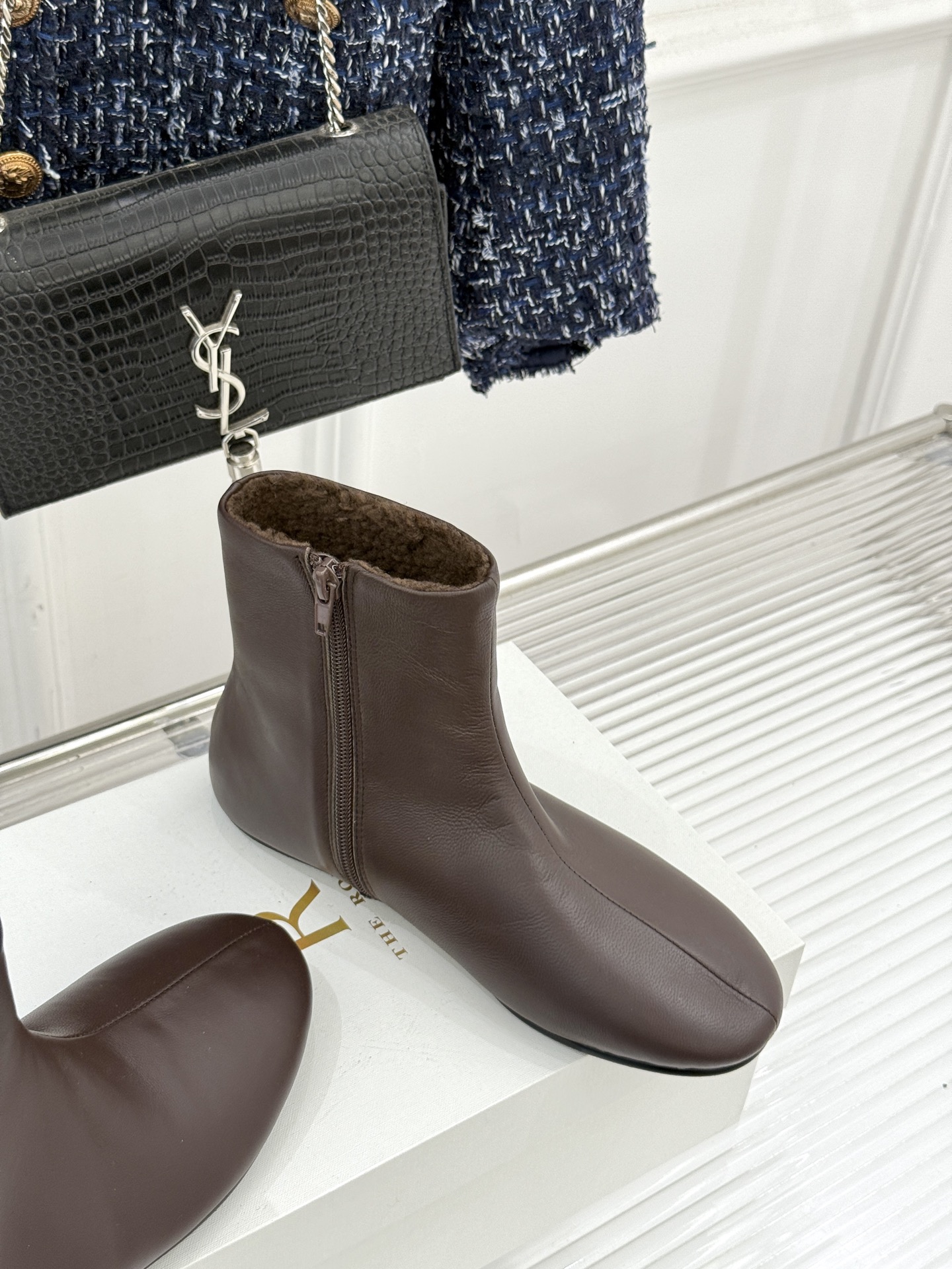 The Row25WF新品极简复古侧拉链平底毛里短靴以「少即是多」的极简哲思雕琢一双足以沉淀时光的毛里短