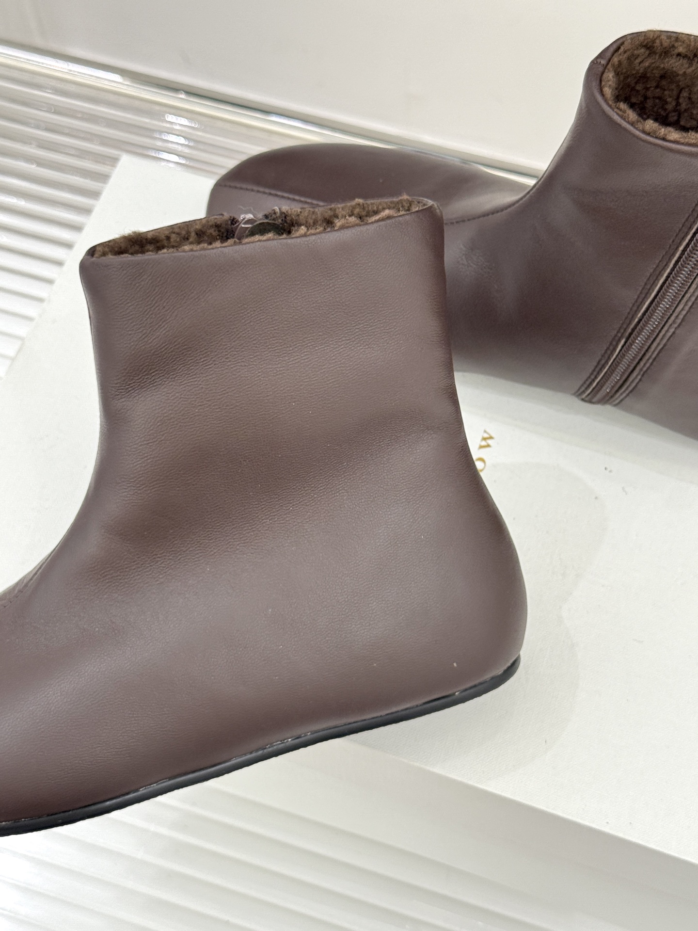 The Row25WF新品极简复古侧拉链平底毛里短靴以「少即是多」的极简哲思雕琢一双足以沉淀时光的毛里短