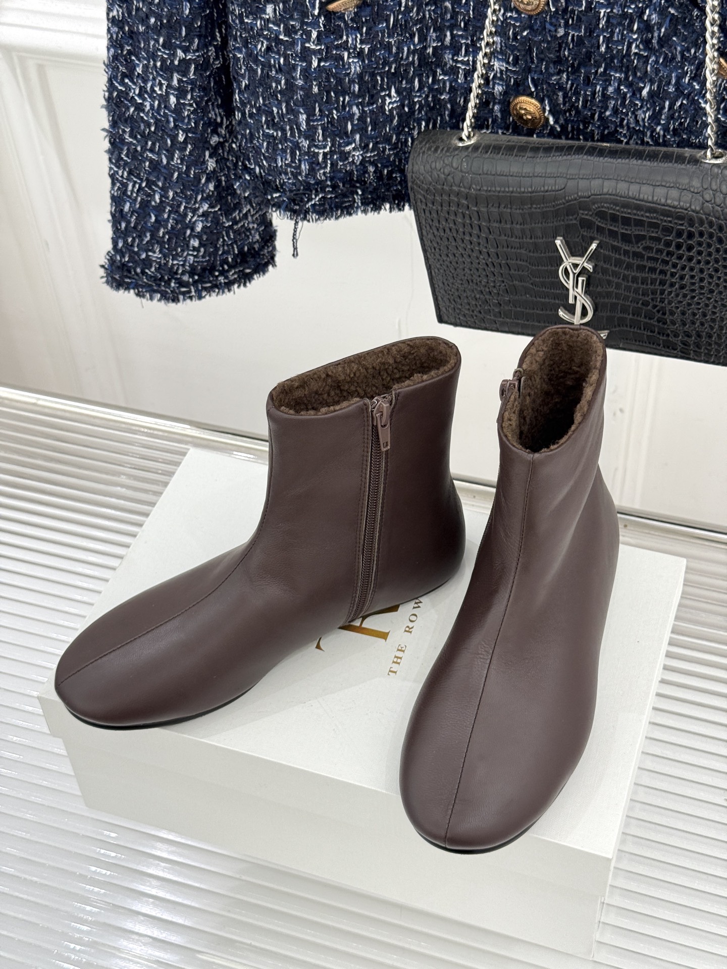 The Row25WF新品极简复古侧拉链平底毛里短靴以「少即是多」的极简哲思雕琢一双足以沉淀时光的毛里短