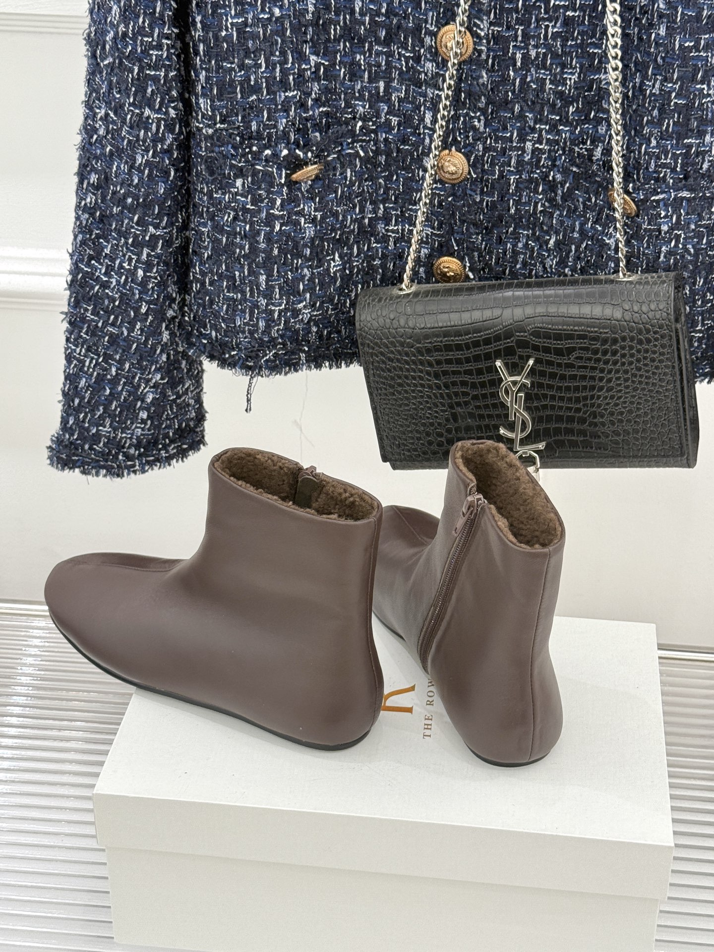 The Row25WF新品极简复古侧拉链平底毛里短靴以「少即是多」的极简哲思雕琢一双足以沉淀时光的毛里短