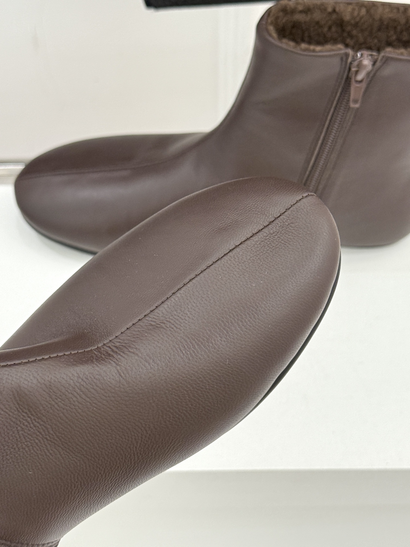 The Row25WF新品极简复古侧拉链平底毛里短靴以「少即是多」的极简哲思雕琢一双足以沉淀时光的毛里短