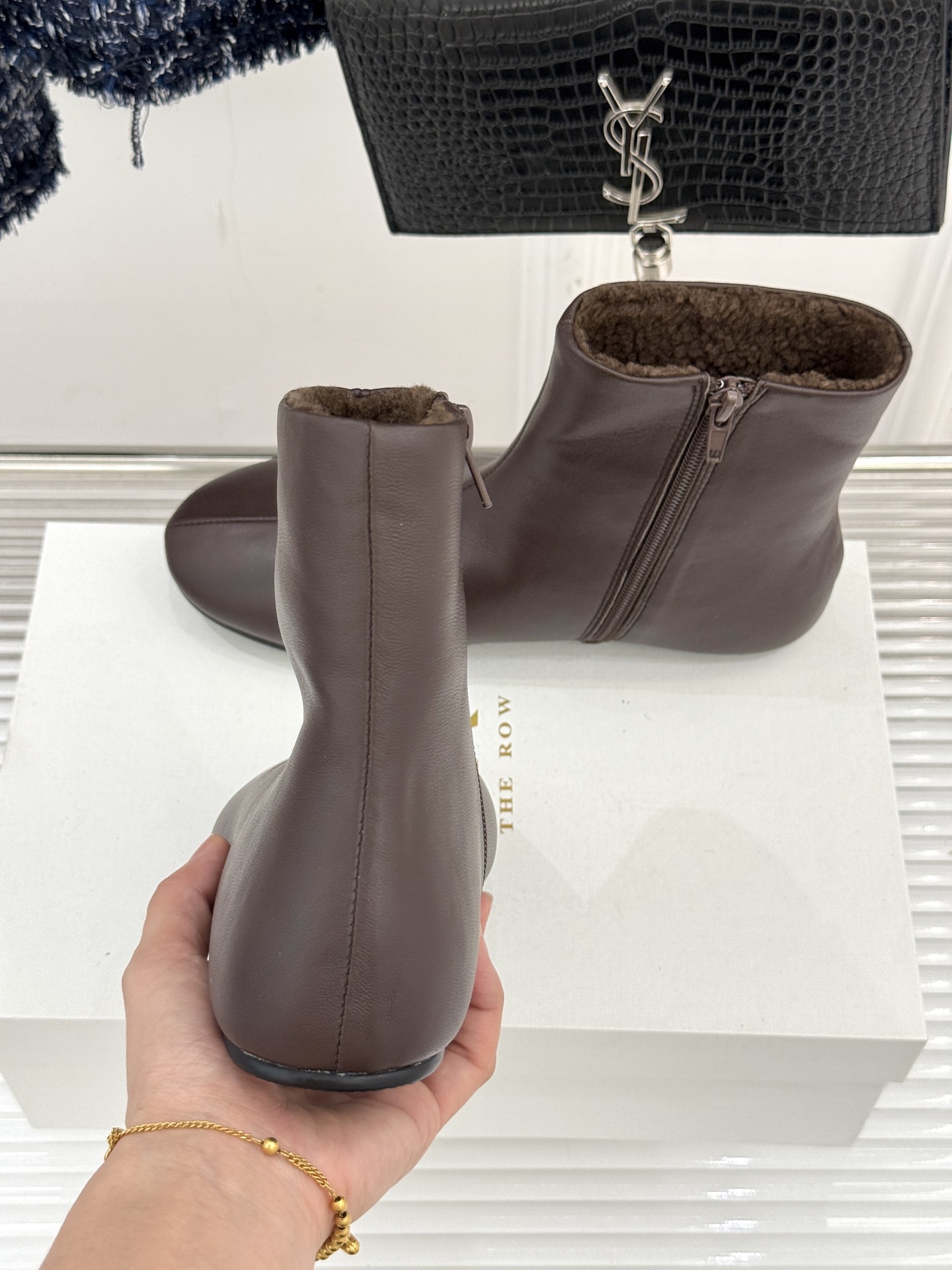 The Row25WF新品极简复古侧拉链平底毛里短靴以「少即是多」的极简哲思雕琢一双足以沉淀时光的毛里短