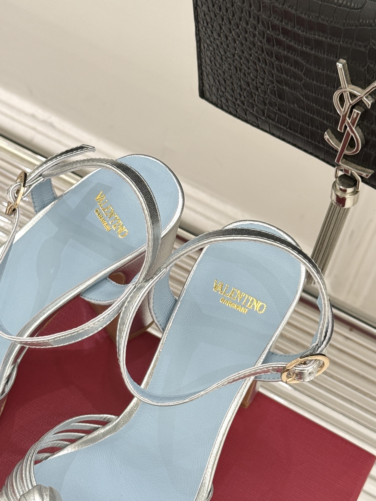 Valentino/华伦天奴25WF新品爱心V扣细带防水台高跟凉鞋当罗马工坊的晨光吻过匠人指尖Valen