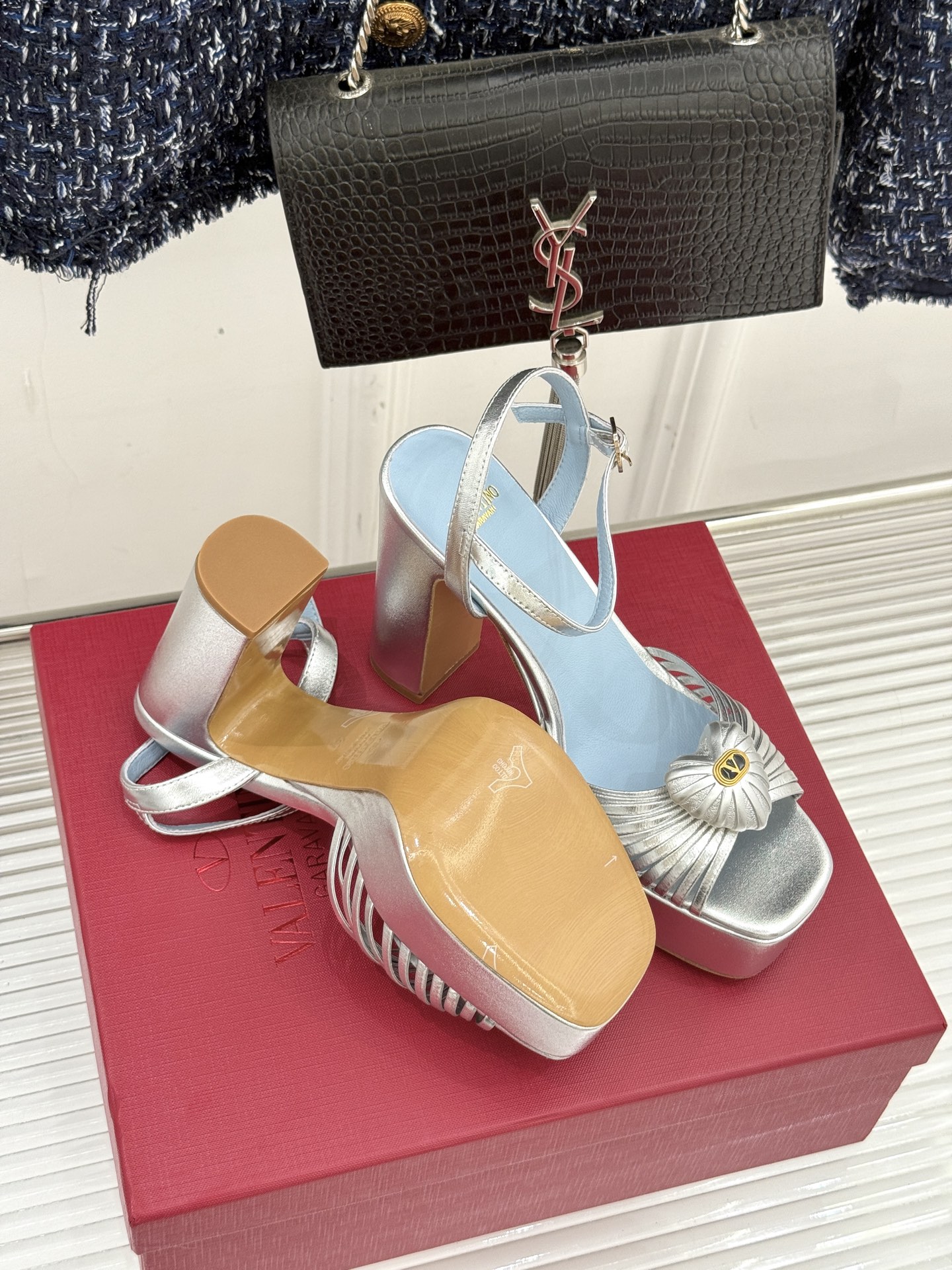 Valentino/华伦天奴25WF新品爱心V扣细带防水台高跟凉鞋当罗马工坊的晨光吻过匠人指尖Valen