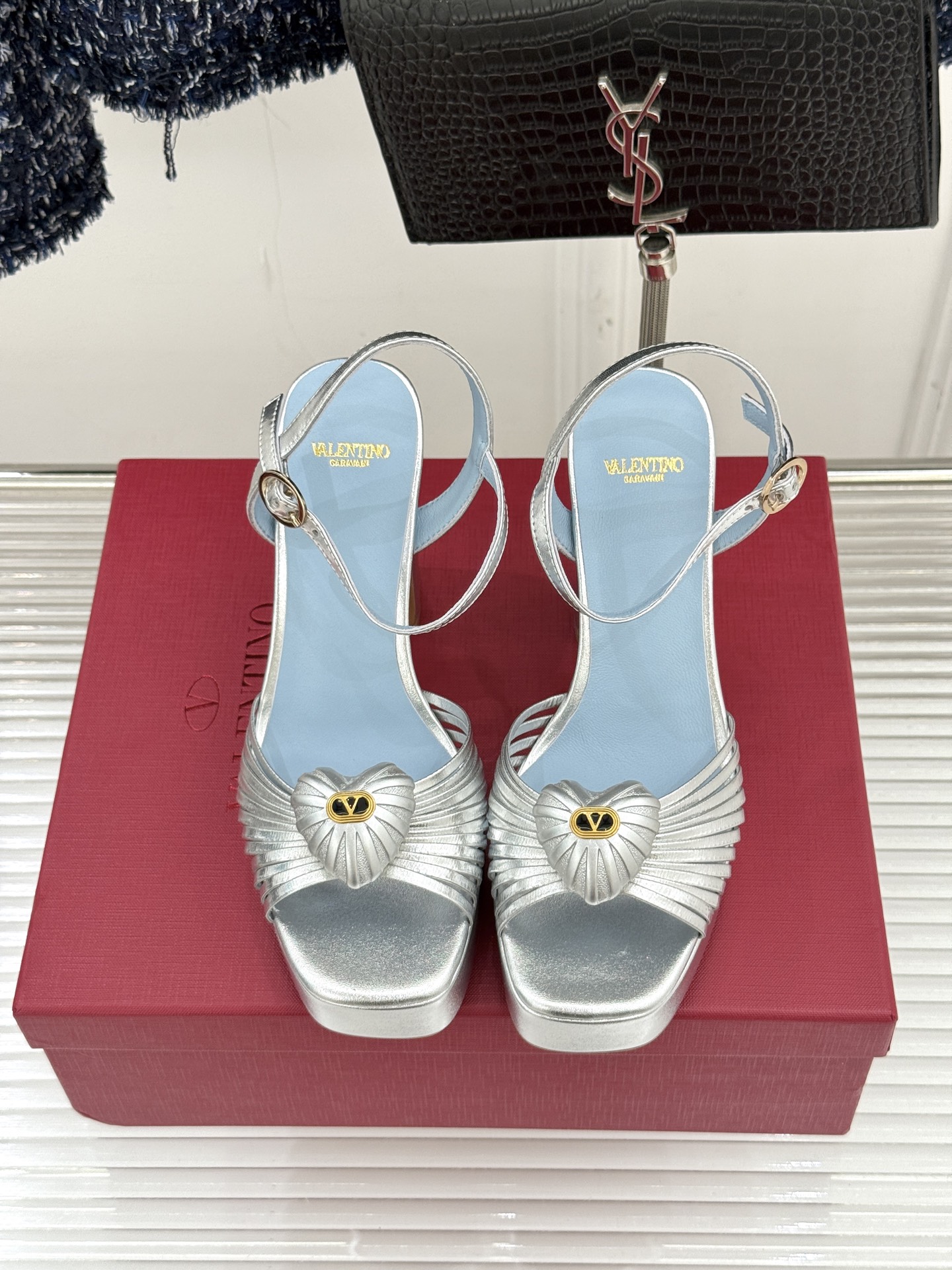 Valentino/华伦天奴25WF新品爱心V扣细带防水台高跟凉鞋当罗马工坊的晨光吻过匠人指尖Valen