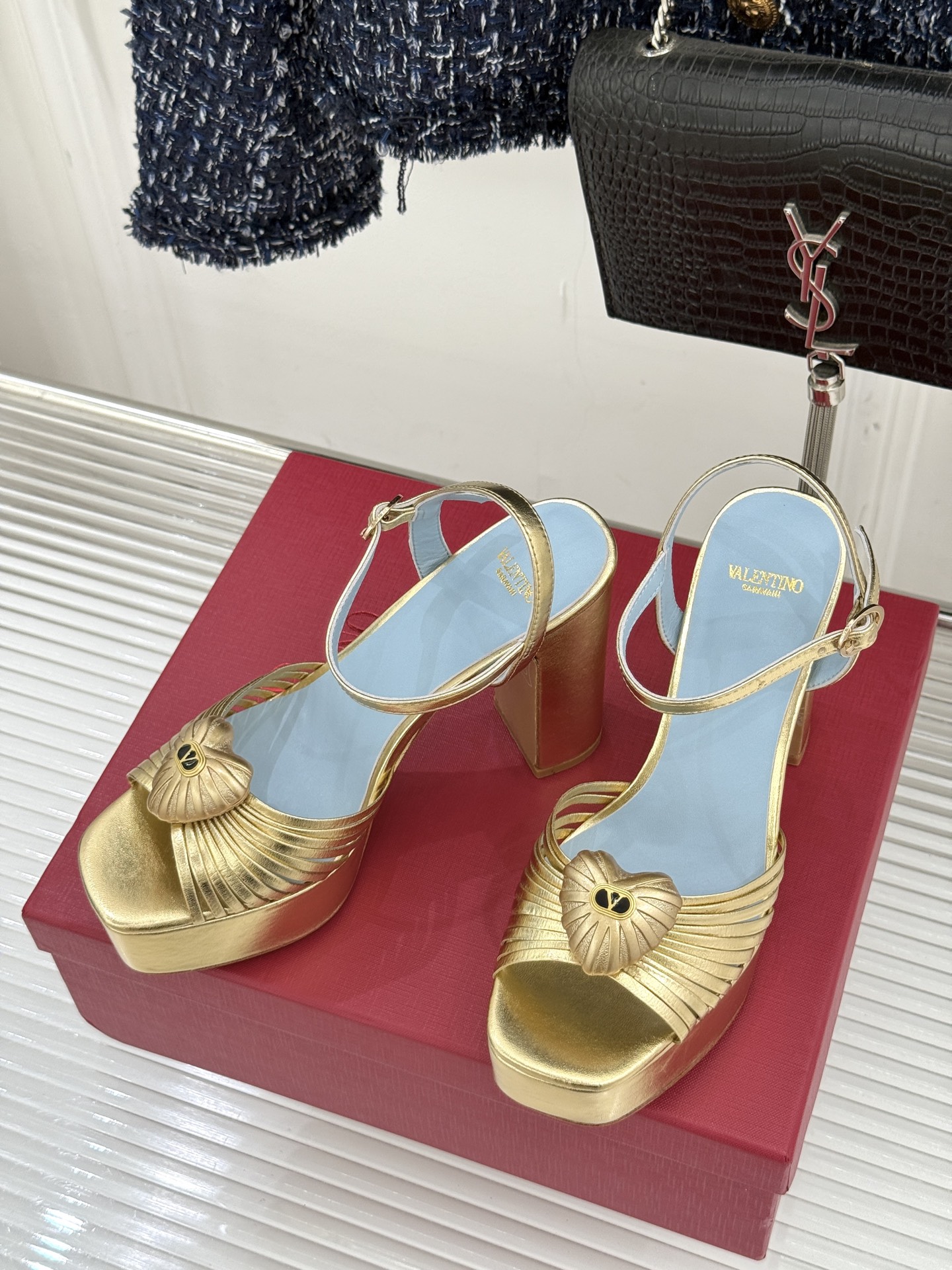 Valentino/华伦天奴25WF新品爱心V扣细带防水台高跟凉鞋当罗马工坊的晨光吻过匠人指尖Valen