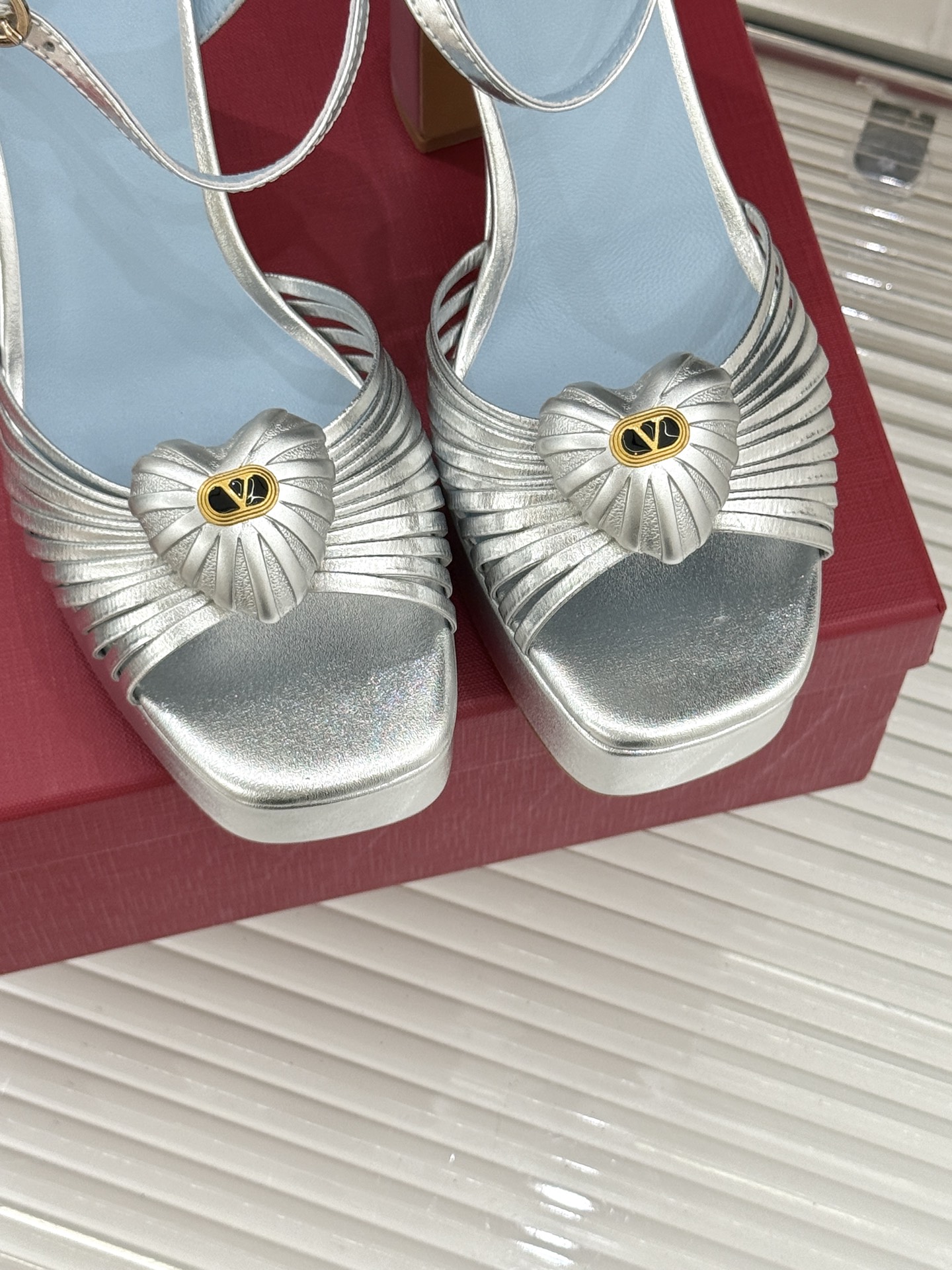 Valentino/华伦天奴25WF新品爱心V扣细带防水台高跟凉鞋当罗马工坊的晨光吻过匠人指尖Valen