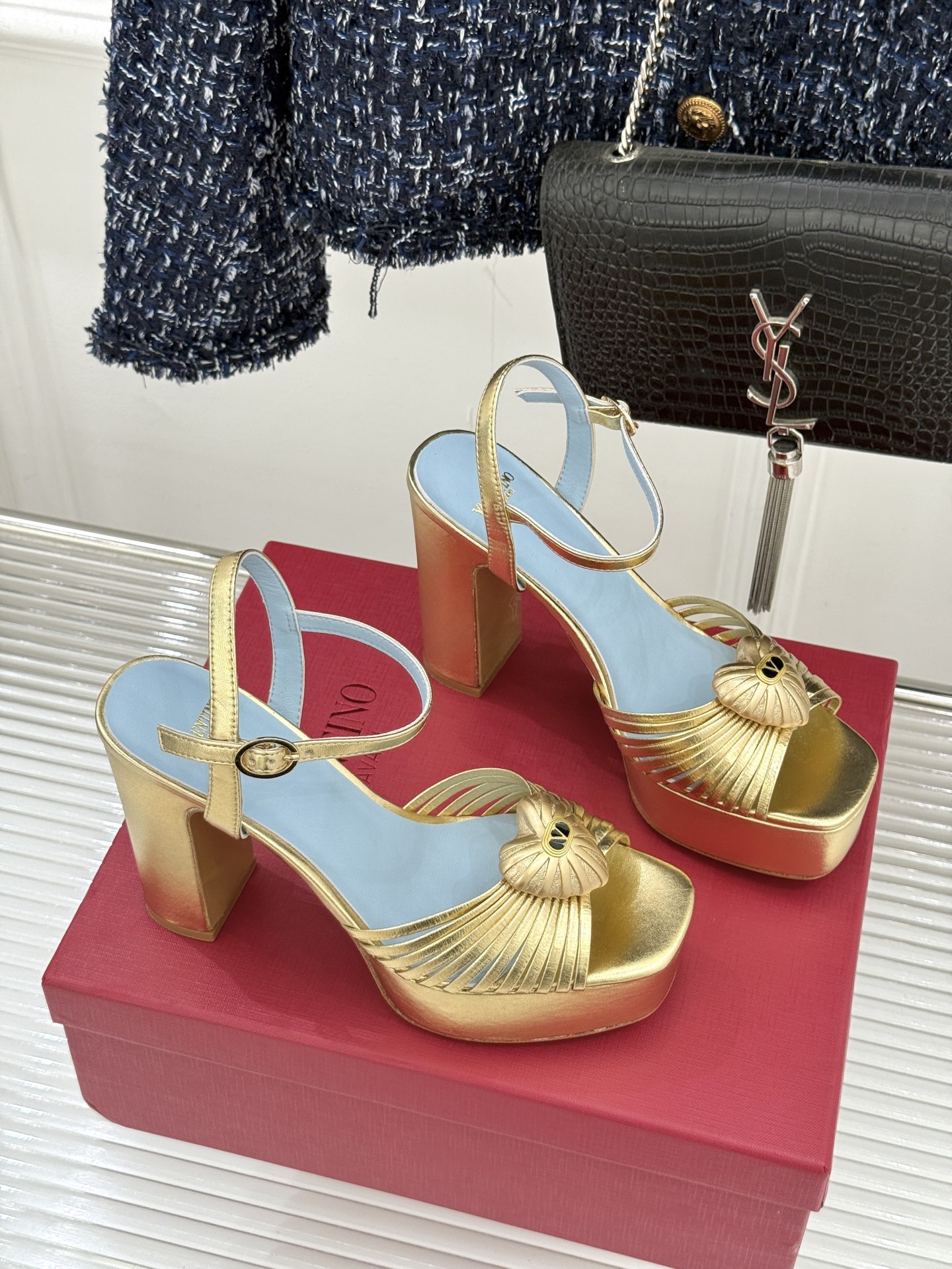 Valentino/华伦天奴25WF新品爱心V扣细带防水台高跟凉鞋当罗马工坊的晨光吻过匠人指尖Valen