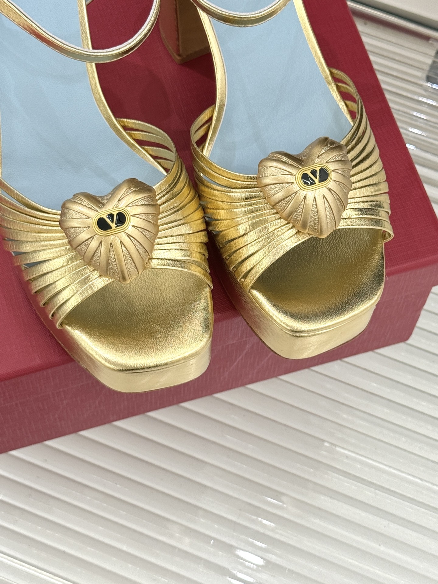 Valentino/华伦天奴25WF新品爱心V扣细带防水台高跟凉鞋当罗马工坊的晨光吻过匠人指尖Valen