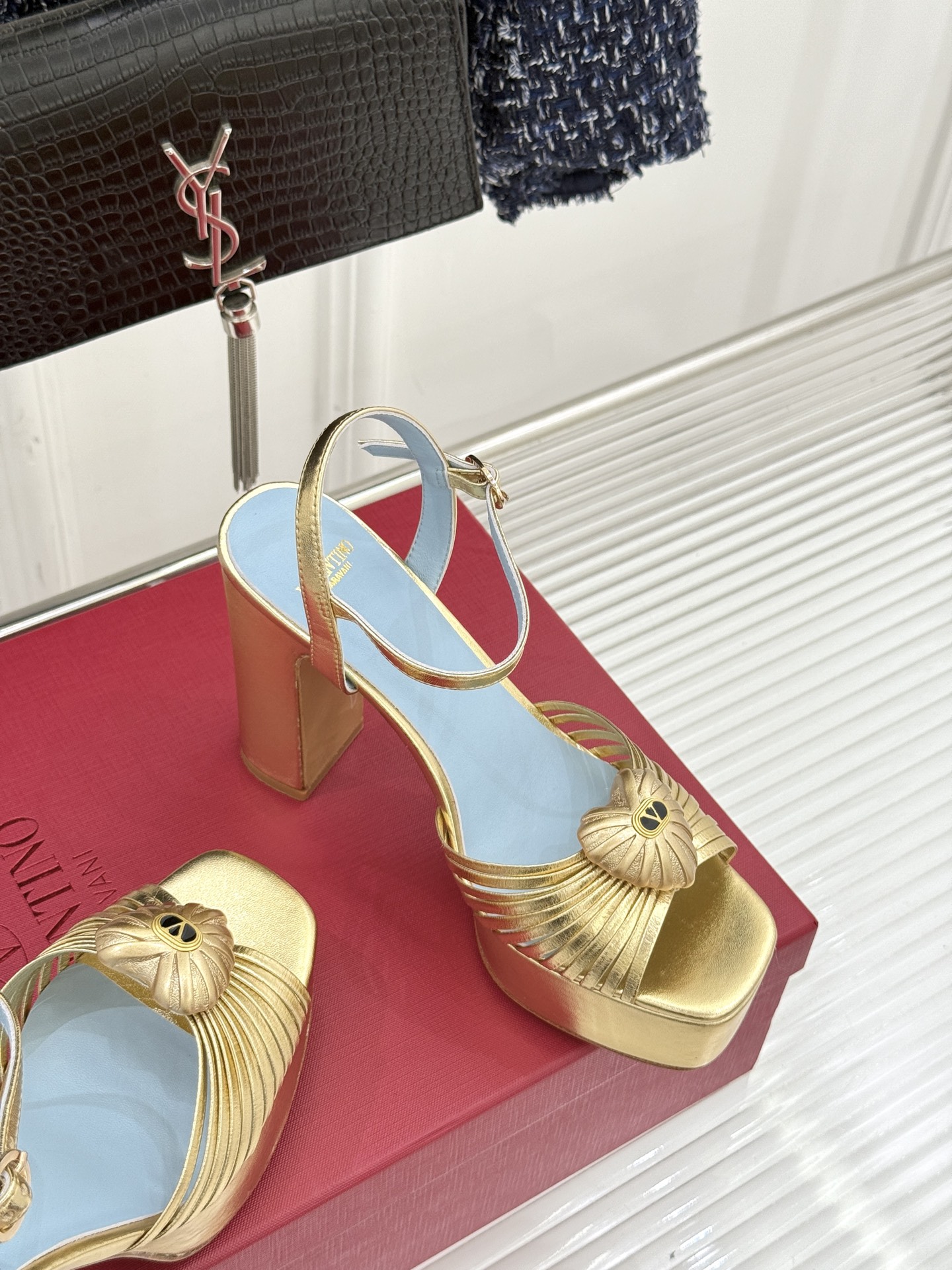 Valentino/华伦天奴25WF新品爱心V扣细带防水台高跟凉鞋当罗马工坊的晨光吻过匠人指尖Valen