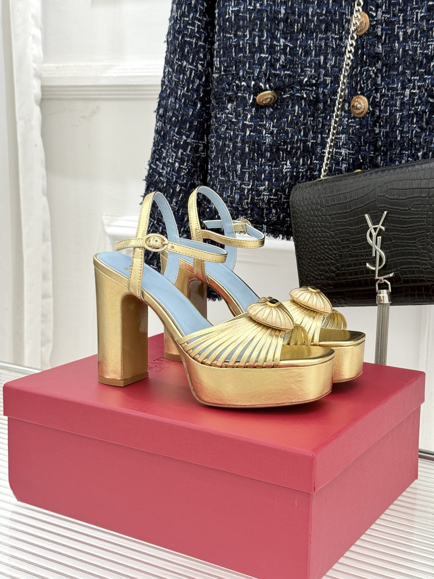 Valentino/华伦天奴25WF新品爱心V扣细带防水台高跟凉鞋当罗马工坊的晨光吻过匠人指尖Valen