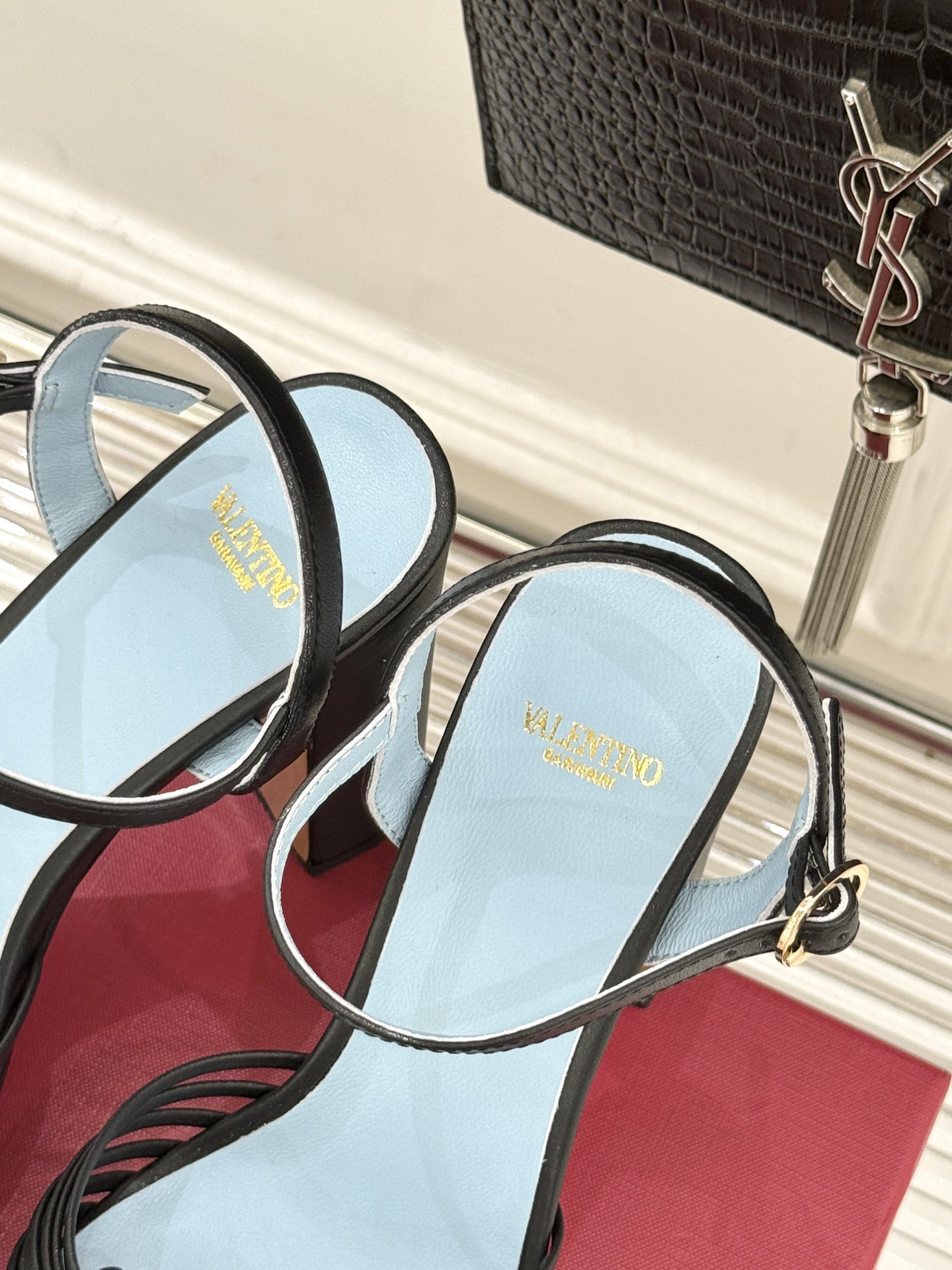 Valentino/华伦天奴25WF新品爱心V扣细带防水台高跟凉鞋当罗马工坊的晨光吻过匠人指尖Valen