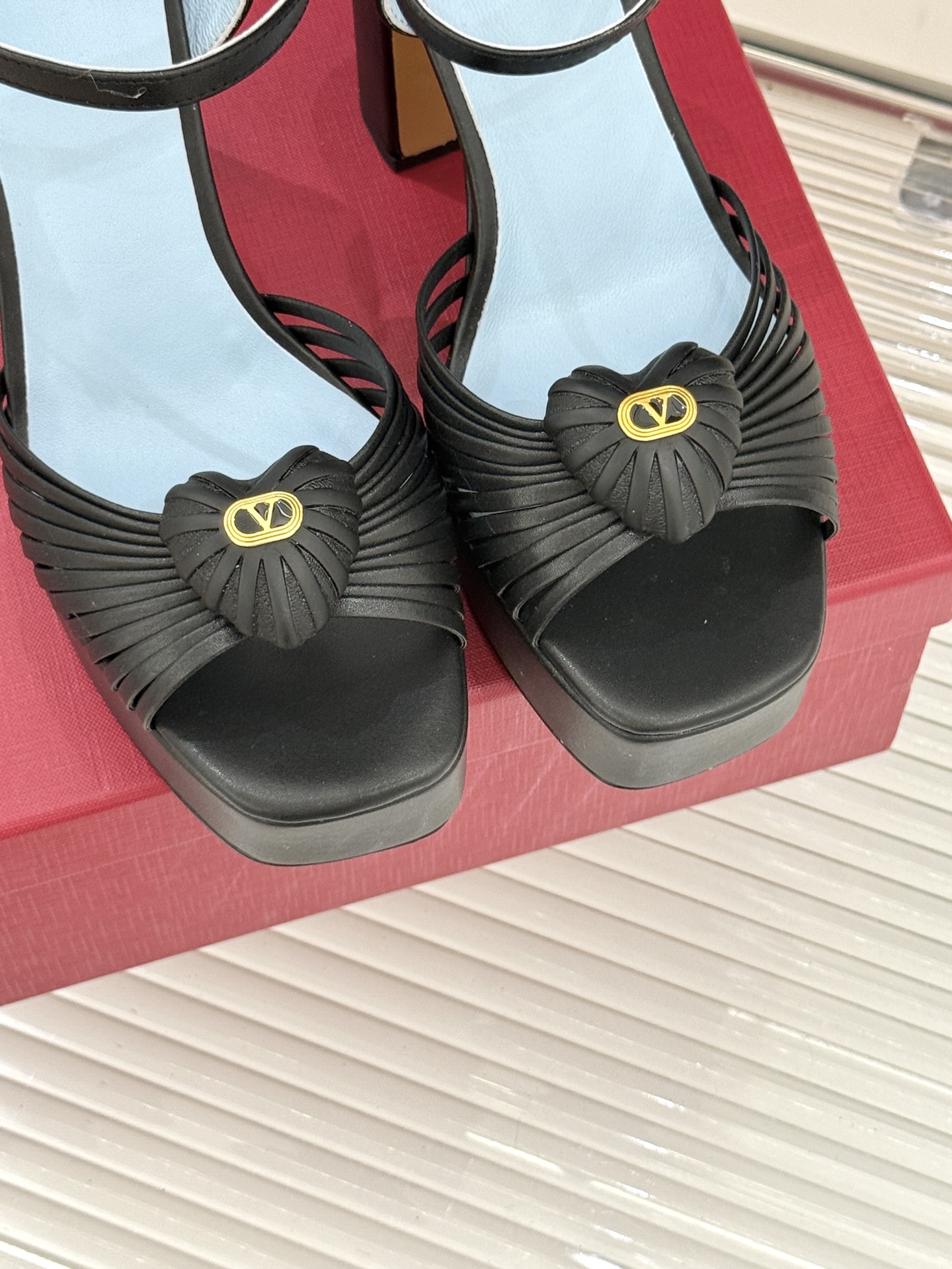 Valentino/华伦天奴25WF新品爱心V扣细带防水台高跟凉鞋当罗马工坊的晨光吻过匠人指尖Valen