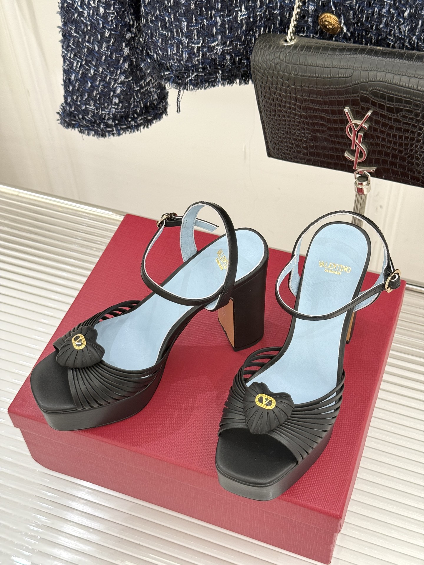 Valentino/华伦天奴25WF新品爱心V扣细带防水台高跟凉鞋当罗马工坊的晨光吻过匠人指尖Valen