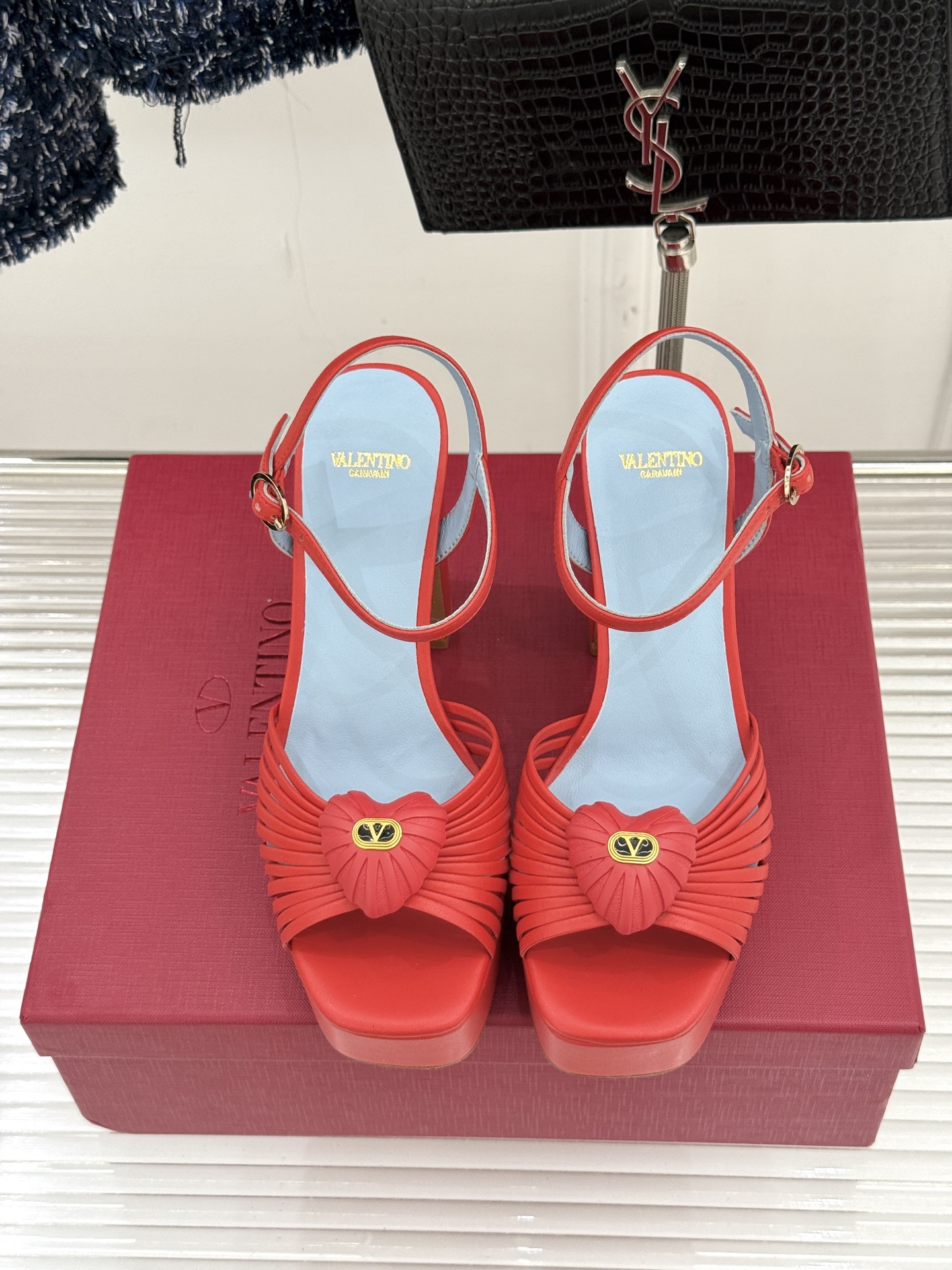 Valentino/华伦天奴25WF新品爱心V扣细带防水台高跟凉鞋当罗马工坊的晨光吻过匠人指尖Valen