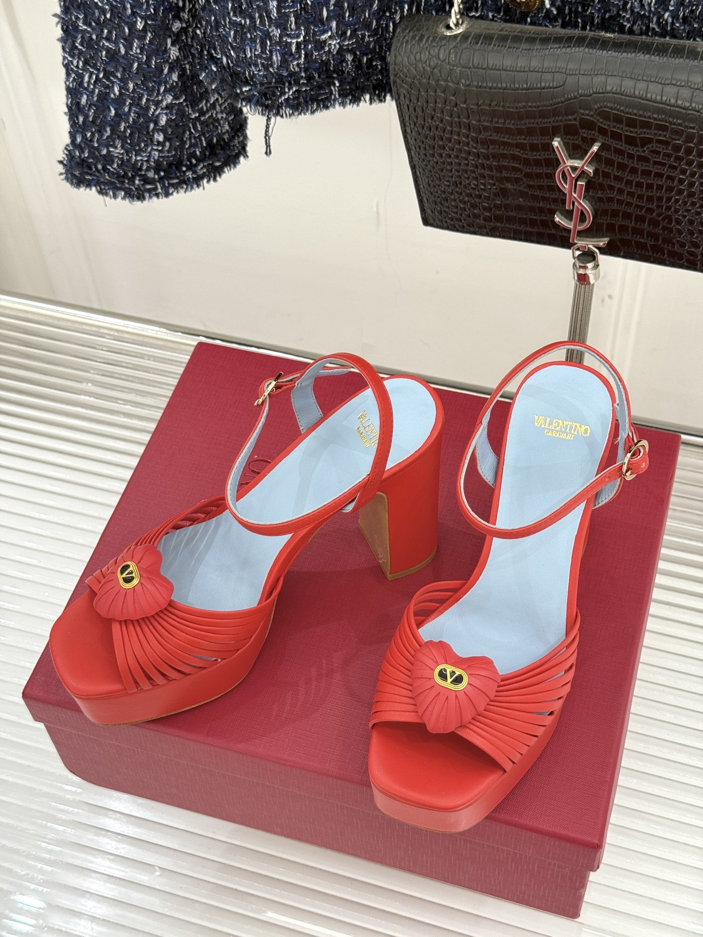 Valentino/华伦天奴25WF新品爱心V扣细带防水台高跟凉鞋当罗马工坊的晨光吻过匠人指尖Valen