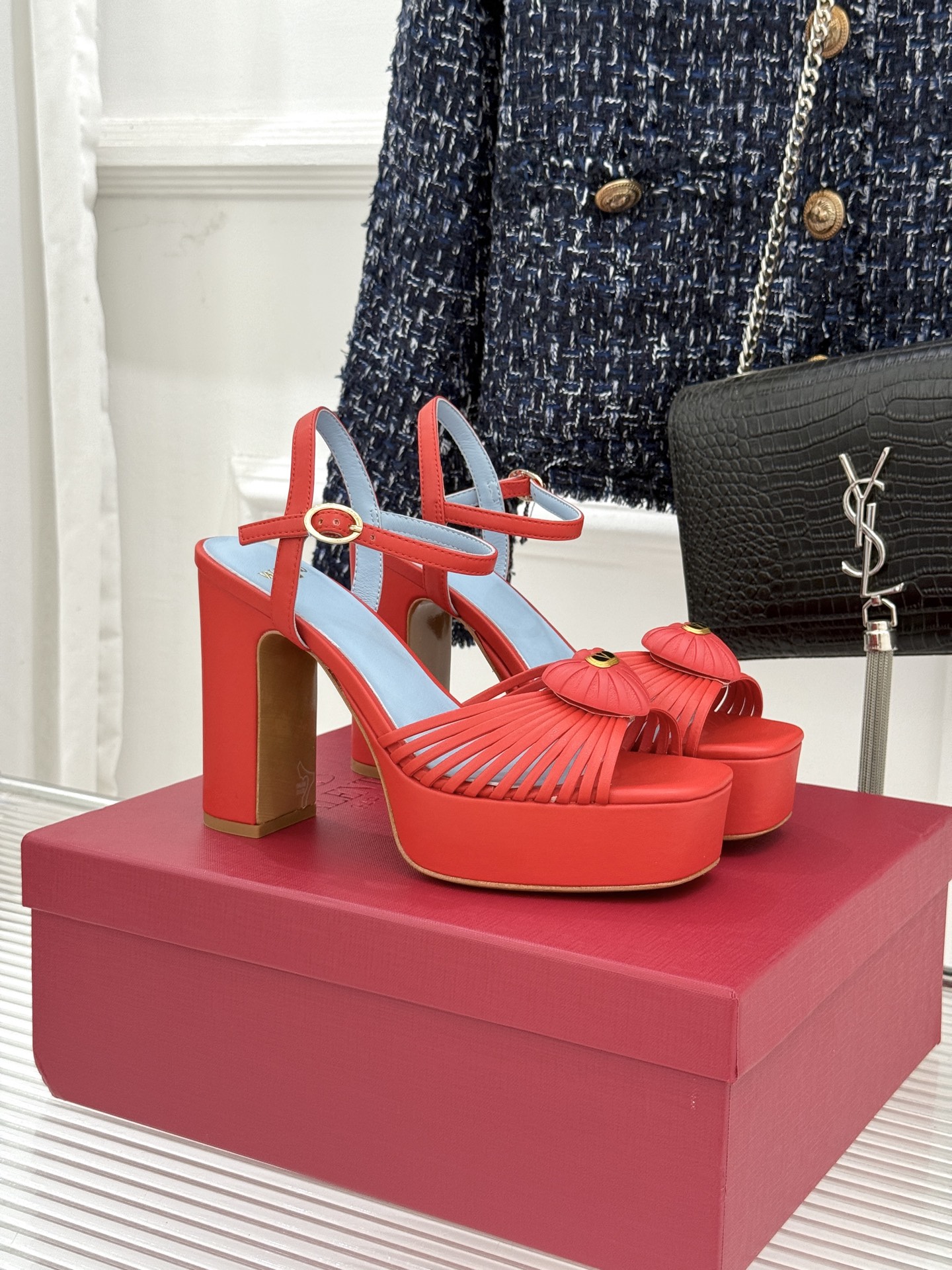 Valentino/华伦天奴25WF新品爱心V扣细带防水台高跟凉鞋当罗马工坊的晨光吻过匠人指尖Valen