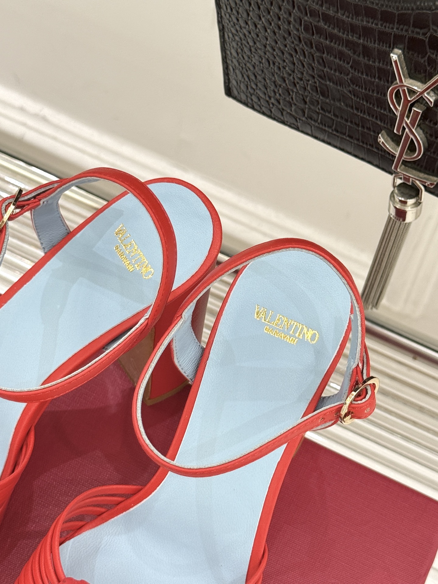 Valentino/华伦天奴25WF新品爱心V扣细带防水台高跟凉鞋当罗马工坊的晨光吻过匠人指尖Valen