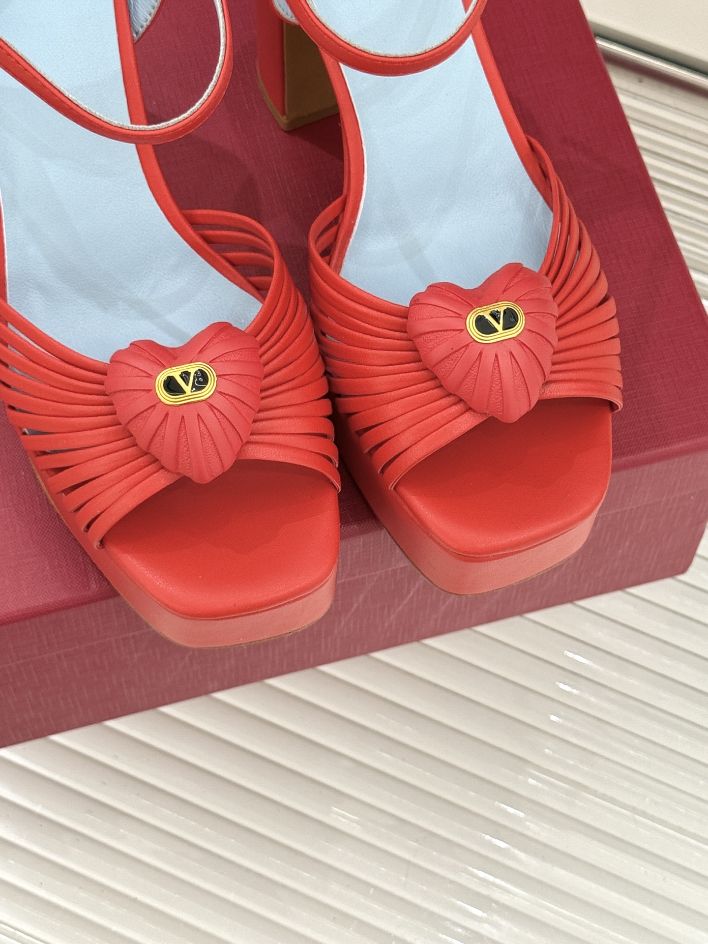 Valentino/华伦天奴25WF新品爱心V扣细带防水台高跟凉鞋当罗马工坊的晨光吻过匠人指尖Valen