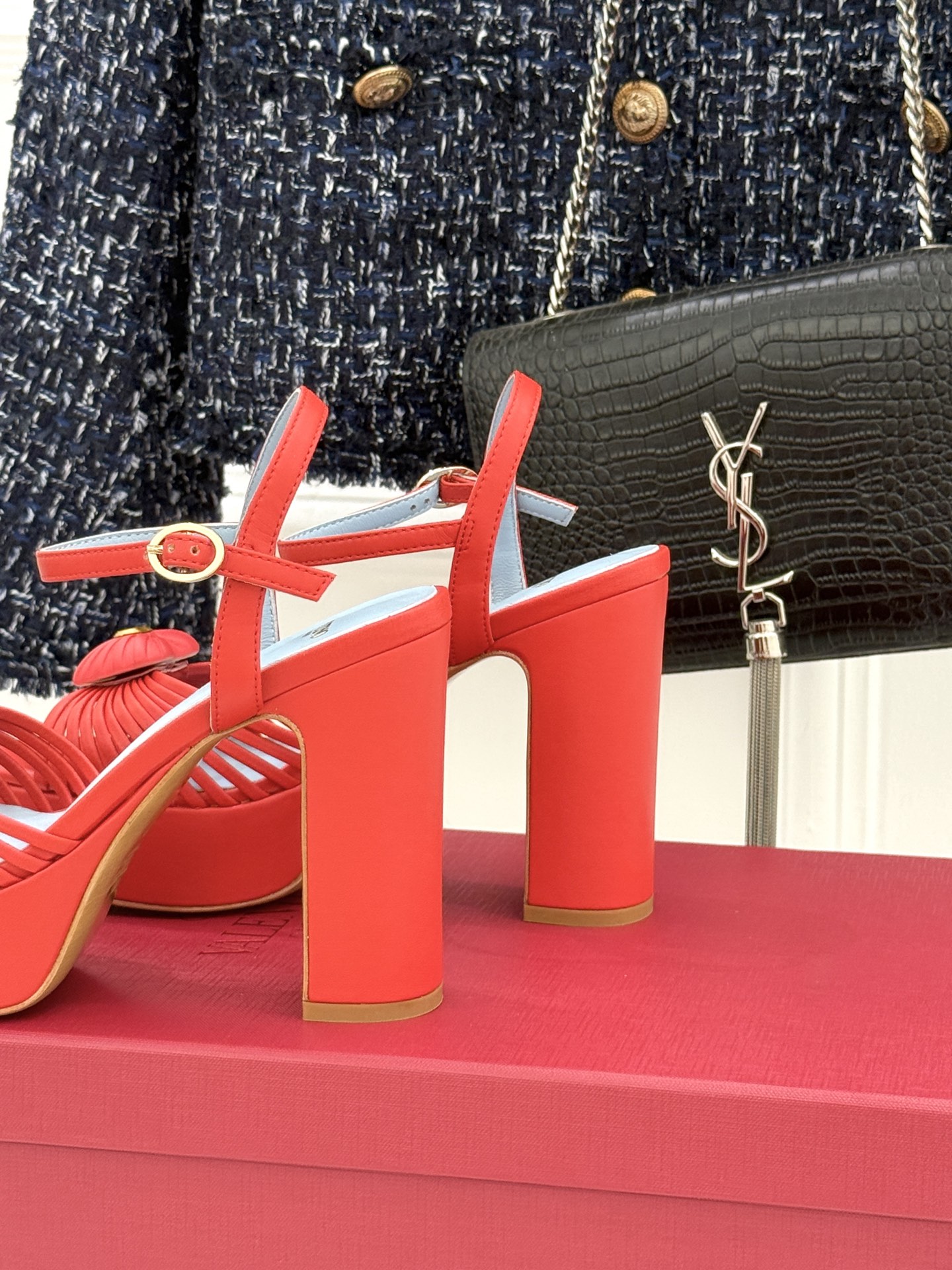 Valentino/华伦天奴25WF新品爱心V扣细带防水台高跟凉鞋当罗马工坊的晨光吻过匠人指尖Valen