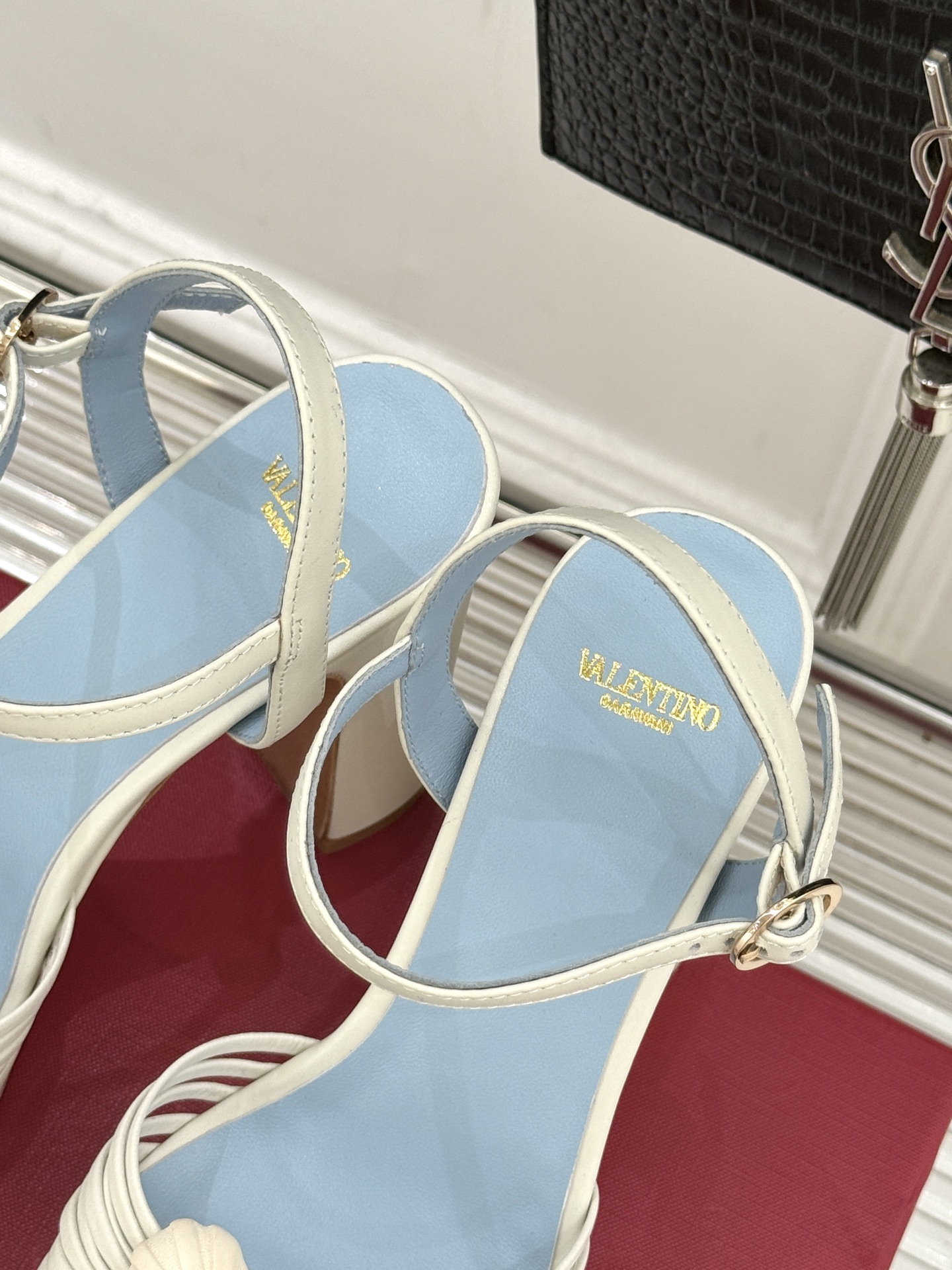 Valentino/华伦天奴25WF新品爱心V扣细带防水台高跟凉鞋当罗马工坊的晨光吻过匠人指尖Valen